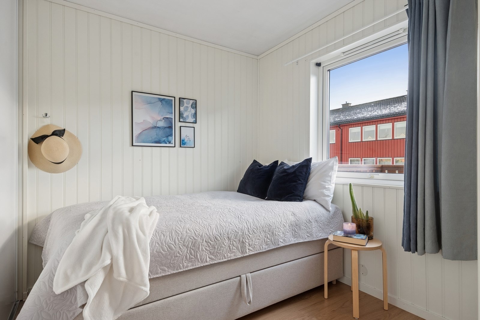 Romslig soverom som måler 6,9 kvm. Stor skyvedørsgarerobe følger med. Galleribilde