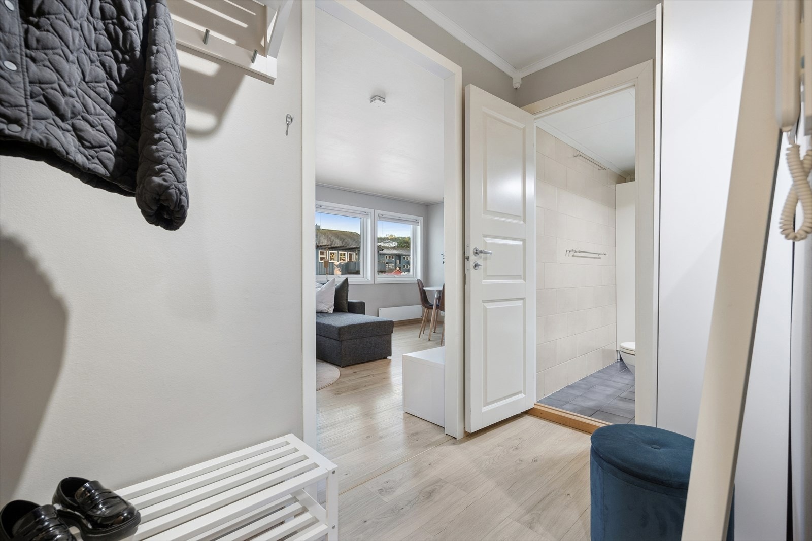 Entrè på omtrent 3,4 kvm. Godt med plass til oppheng av klær og sko samt porttelefon. Galleribilde