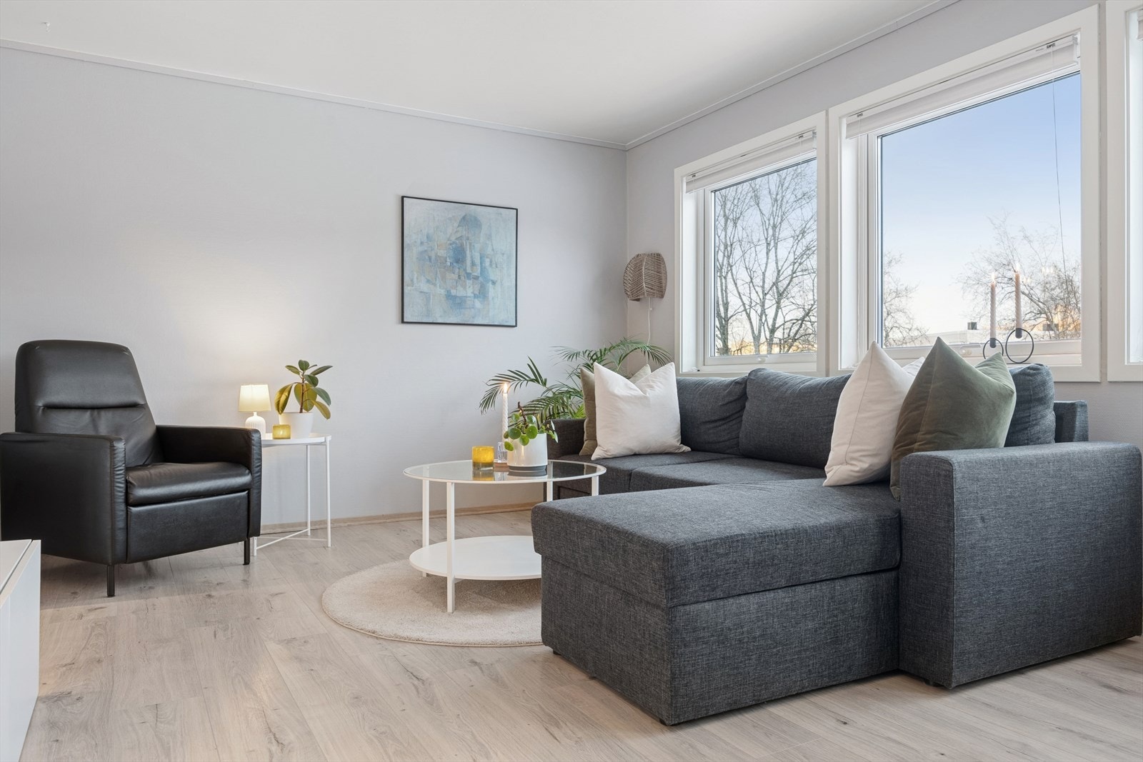 Flere store vindusflater slipper inn rikelig med dagslys og skaper en behagelig atmosfære. Galleribilde