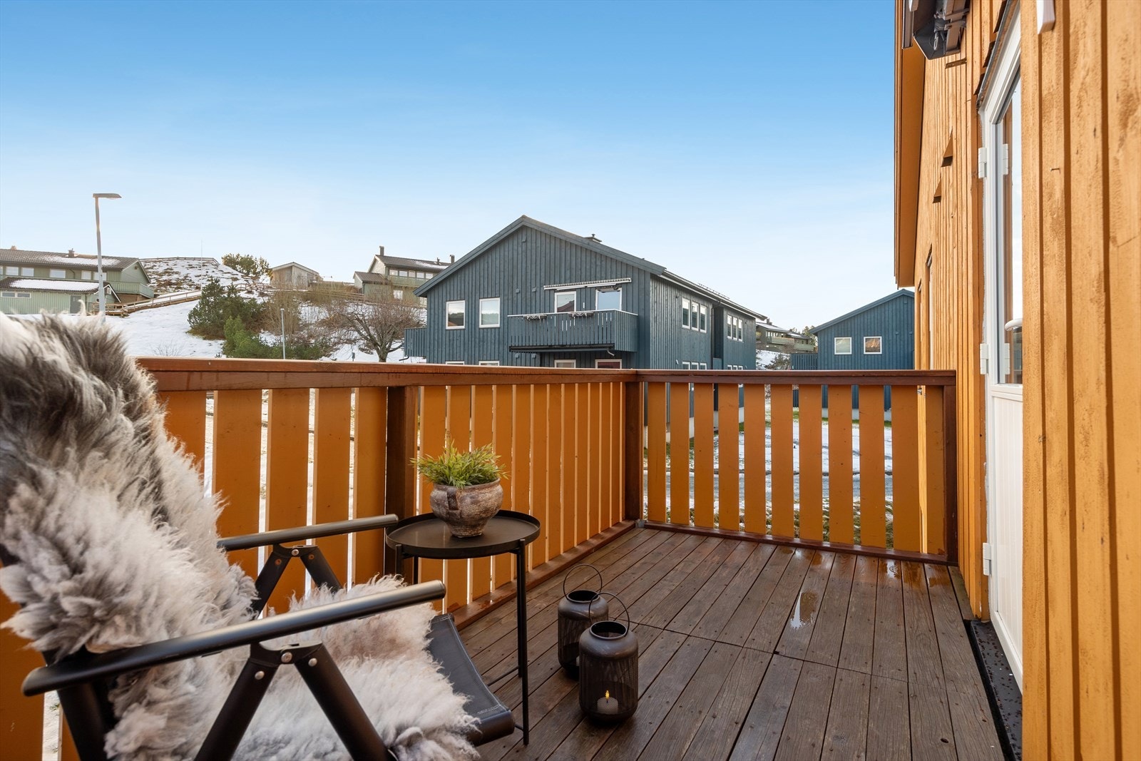 Balkong med gode solforhold (ca kl 08-19 sommerstid) og plass til utemøblement. Galleribilde