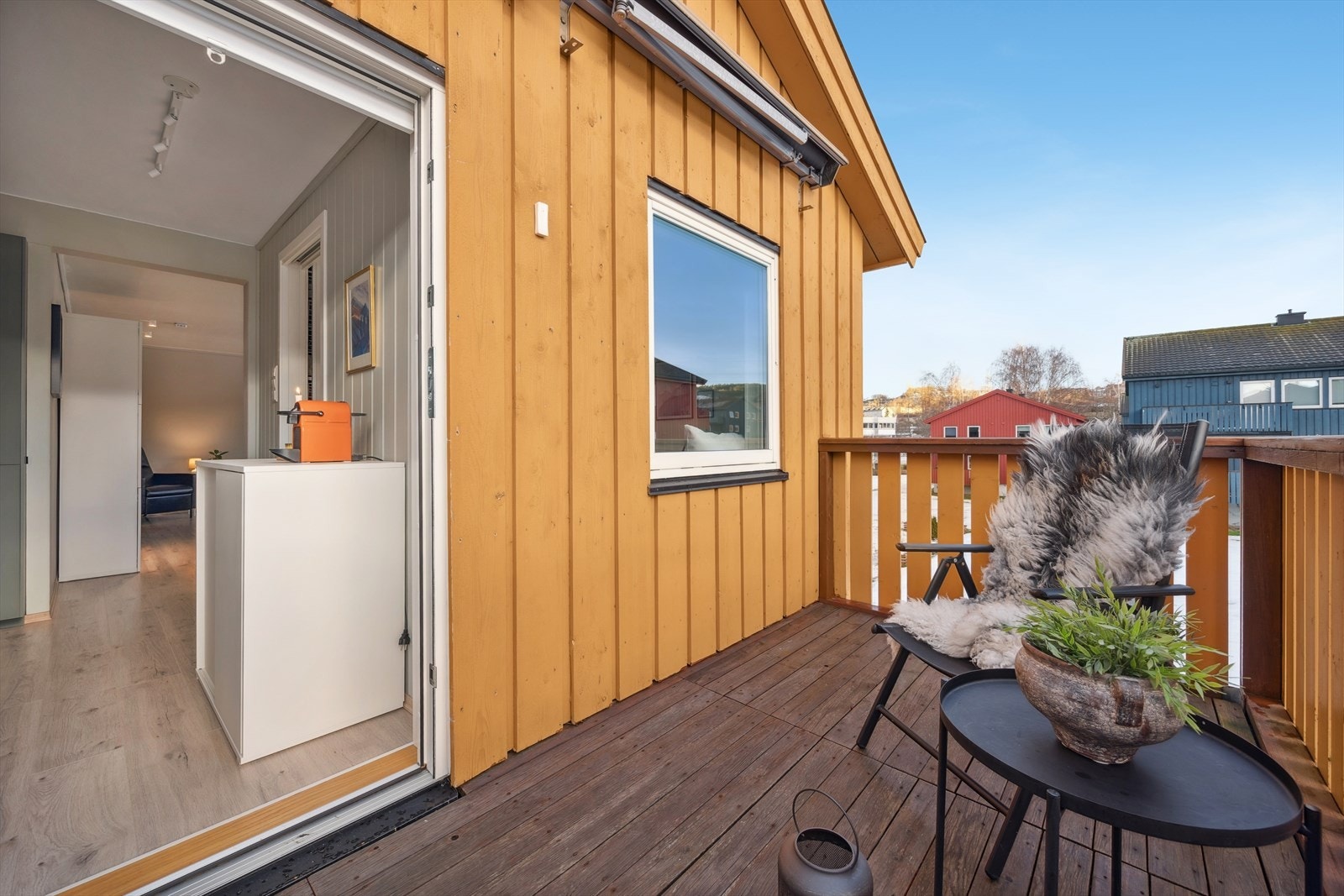 Utvendig markise for de varmeste dagene. Sørvendt med sol fra ca kl 08-19 sommerstid. Galleribilde