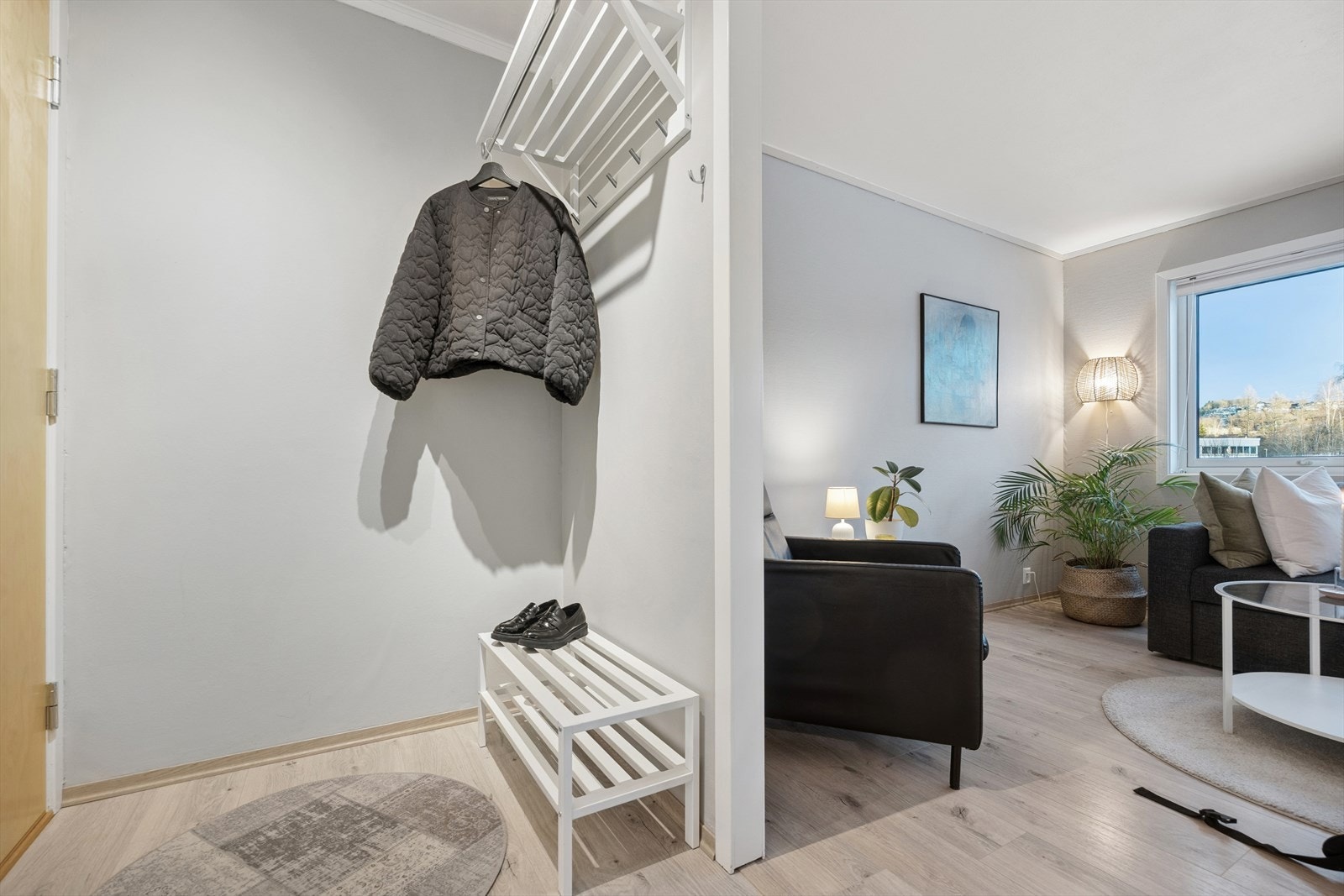 Her er det plass til oppheng og oppbevaring, I tillegg til bod i kjeller og på loft. Galleribilde