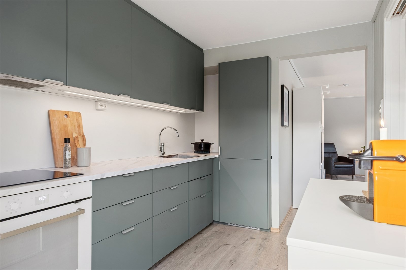 Kjøkkenet er innredet med folierte skrog med slette fronter og laminert benkeplate. Alle hvitevarer er integrert. Galleribilde