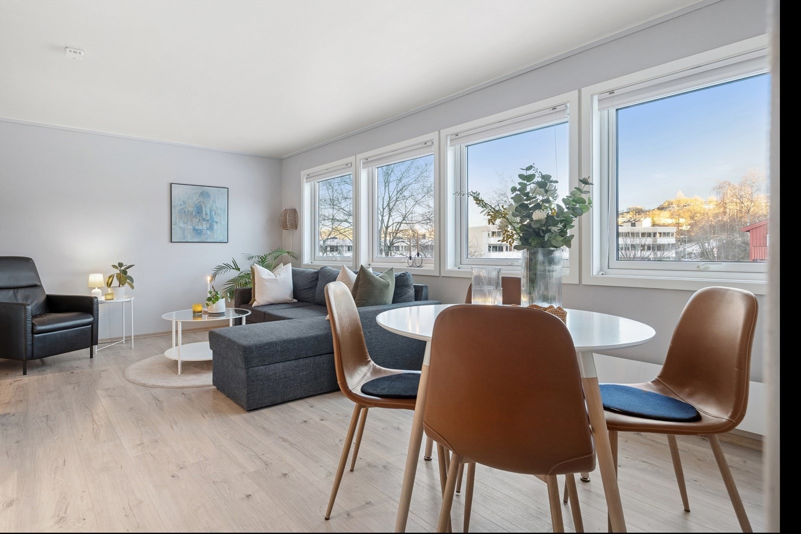 Spisestuen er naturlig integrert i den åpne løsningen, med god plass til et fullt spisebord - perfekt for både hverdagsmåltider og gjestemiddager. Galleribilde