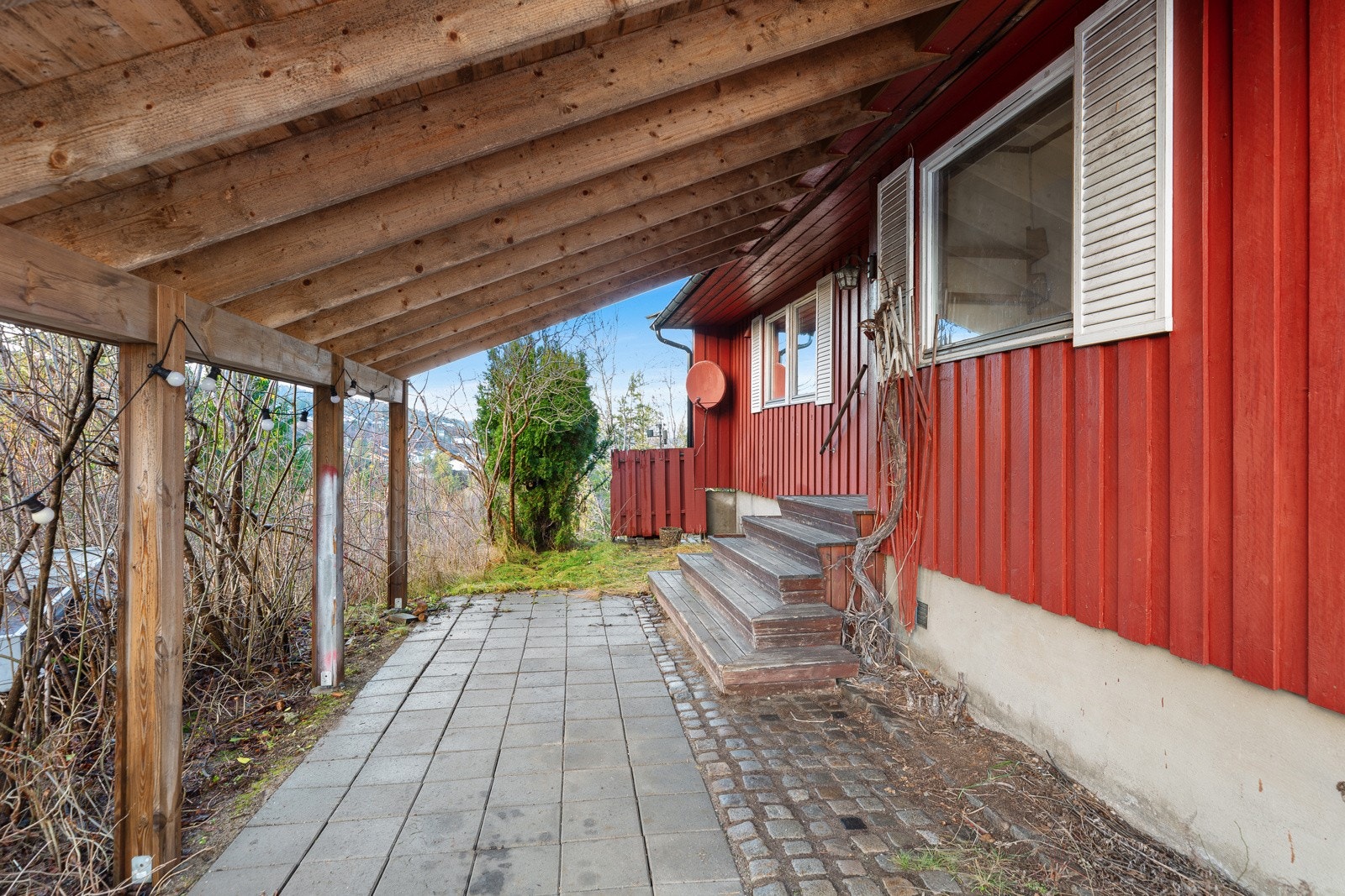 Inngangsparti. Takoverbygget/carport er ikke byggemeldt/omsøkt. Galleribilde