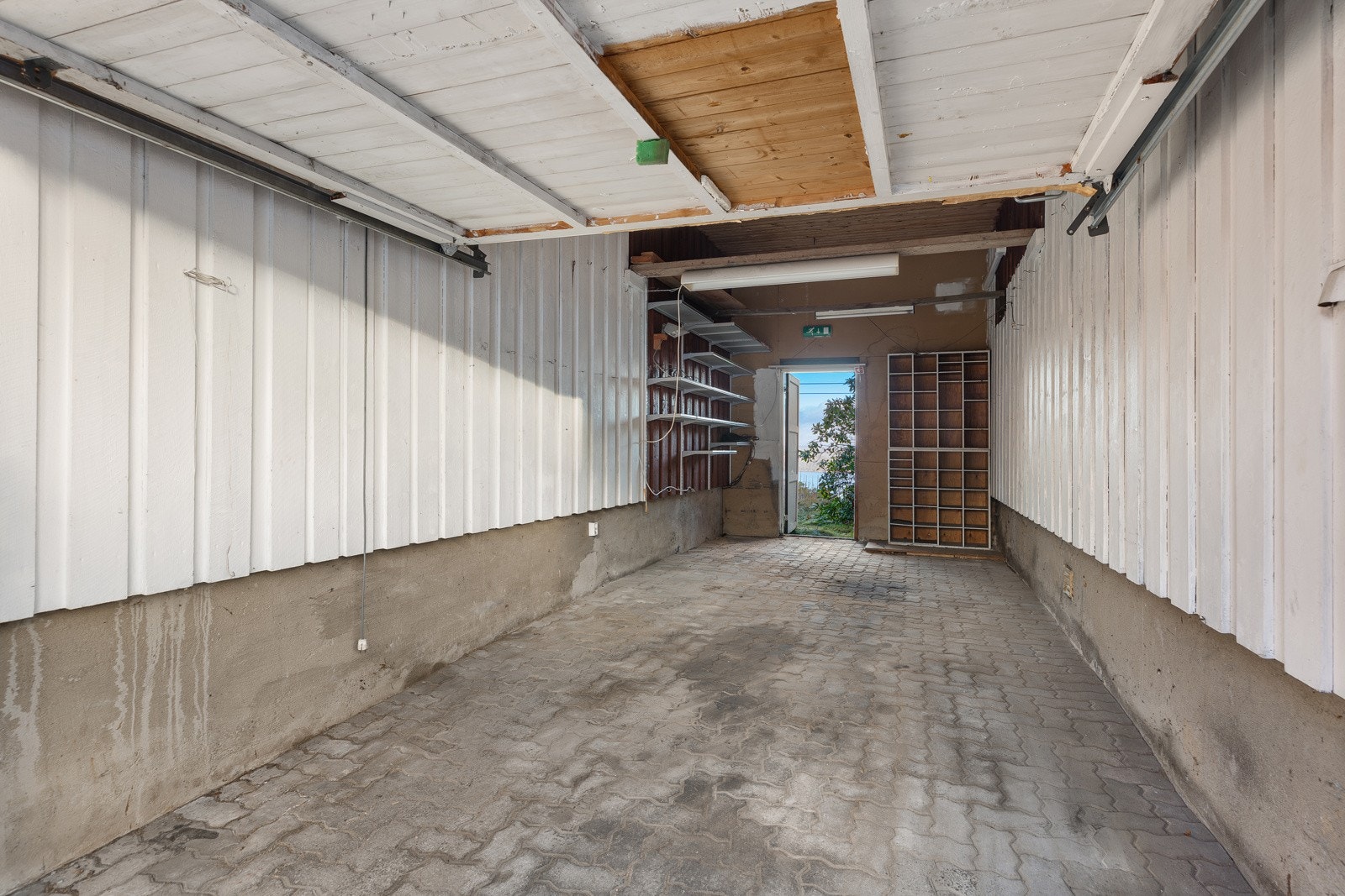 Det er gjennomgang til hagen i garasjen Galleribilde