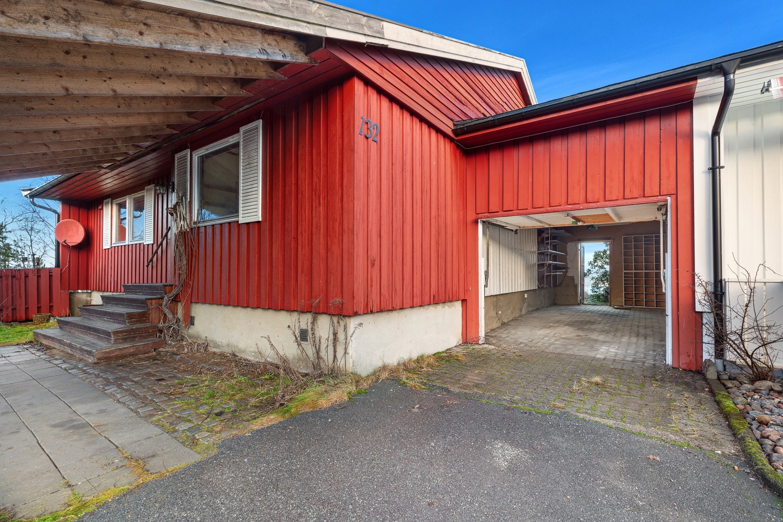 Garasje med vippeport. Garasjen er ca. 17 kvm. Galleribilde