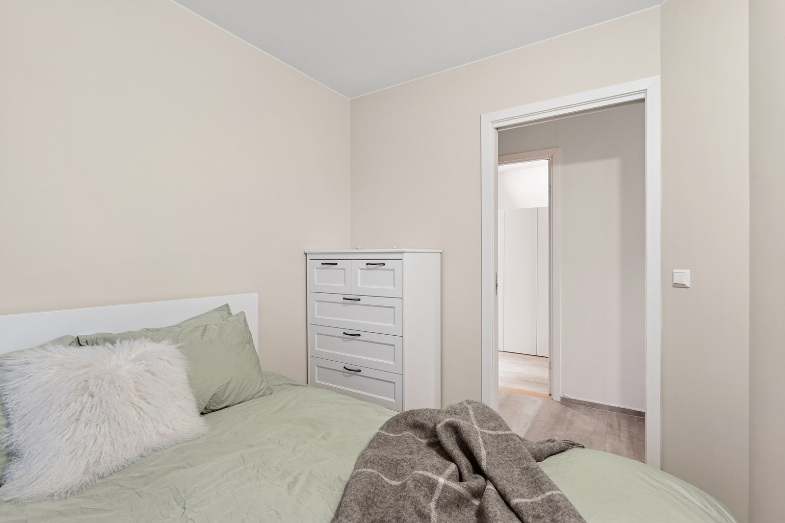 Skyvedør på soverommet gir en åpen følelse i leiligheten. Galleribilde