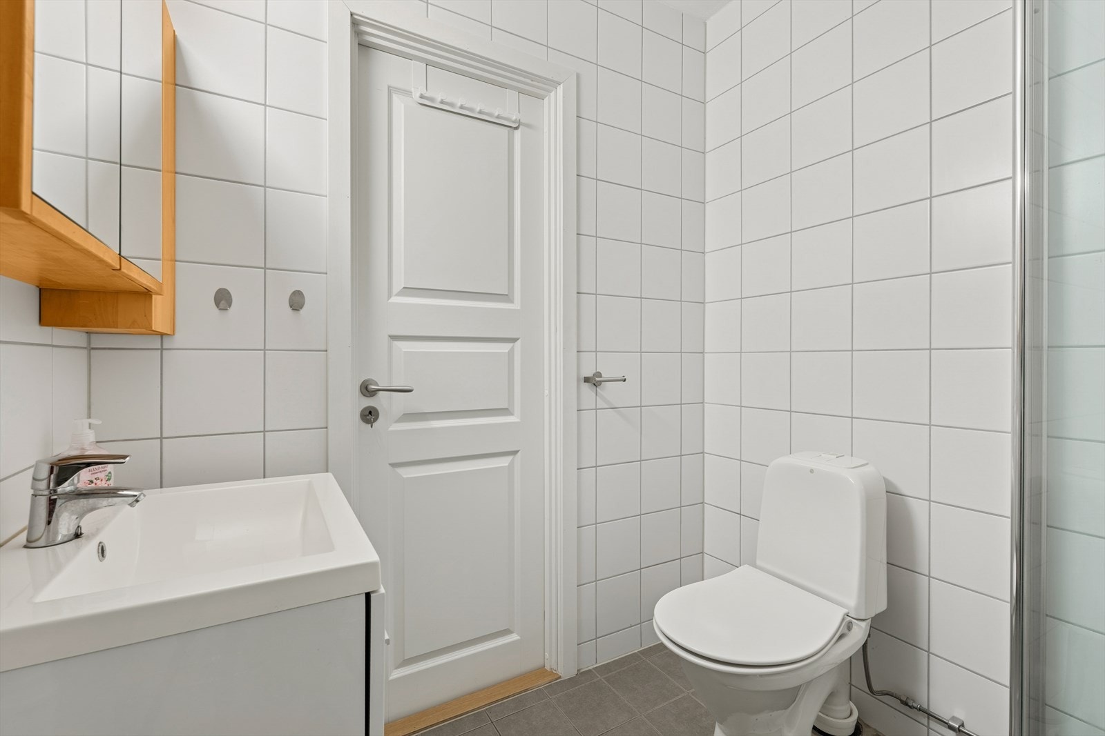 Lyst og pent flislagt bad fra 2017 Galleribilde