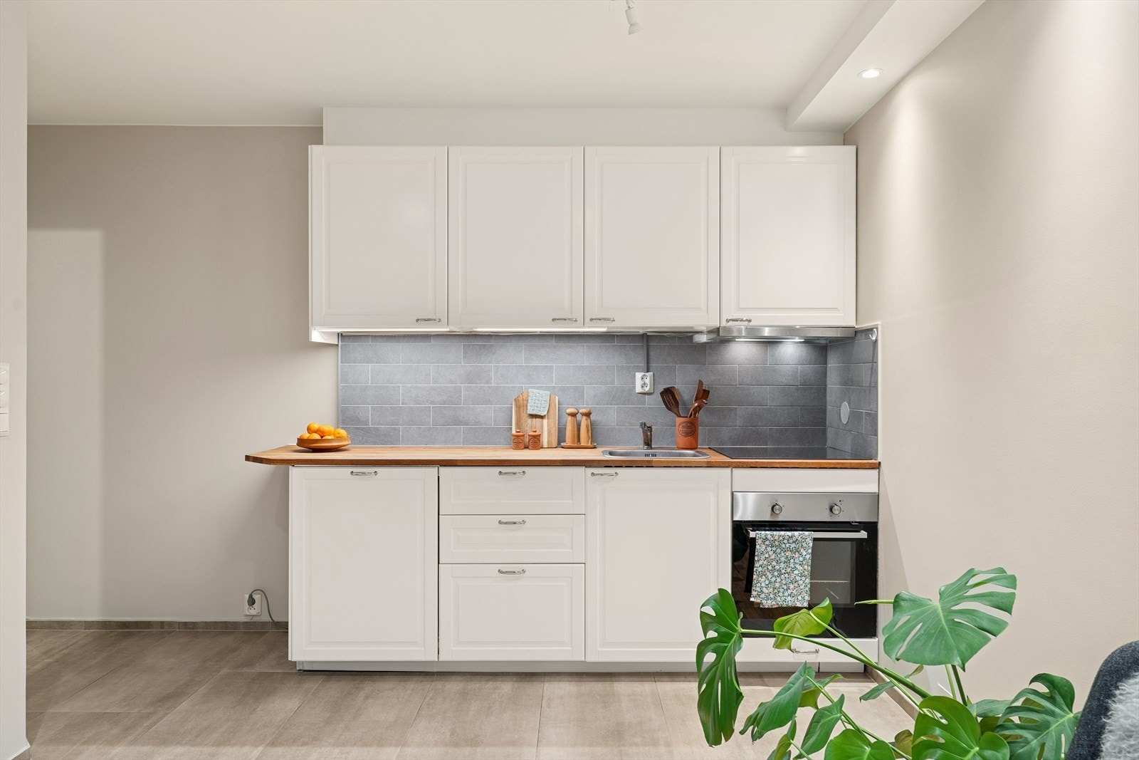 Kjøkkenet er utstyrt med integrert platetopp, stekeovn og oppvaskmaskin Galleribilde