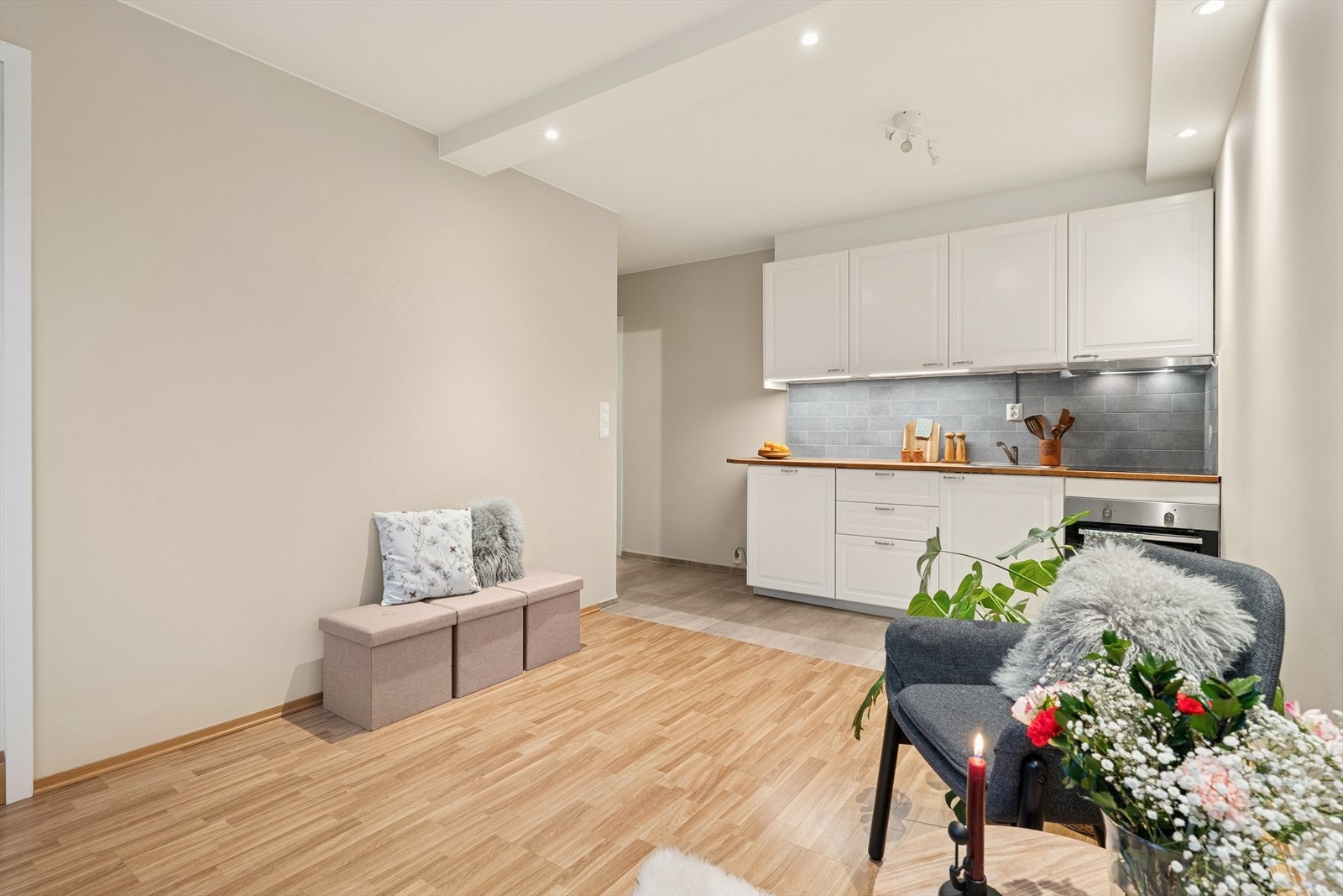 Åpen stue-/kjøkkenløsning som skaper en sosial og innbydende atmosfære Galleribilde