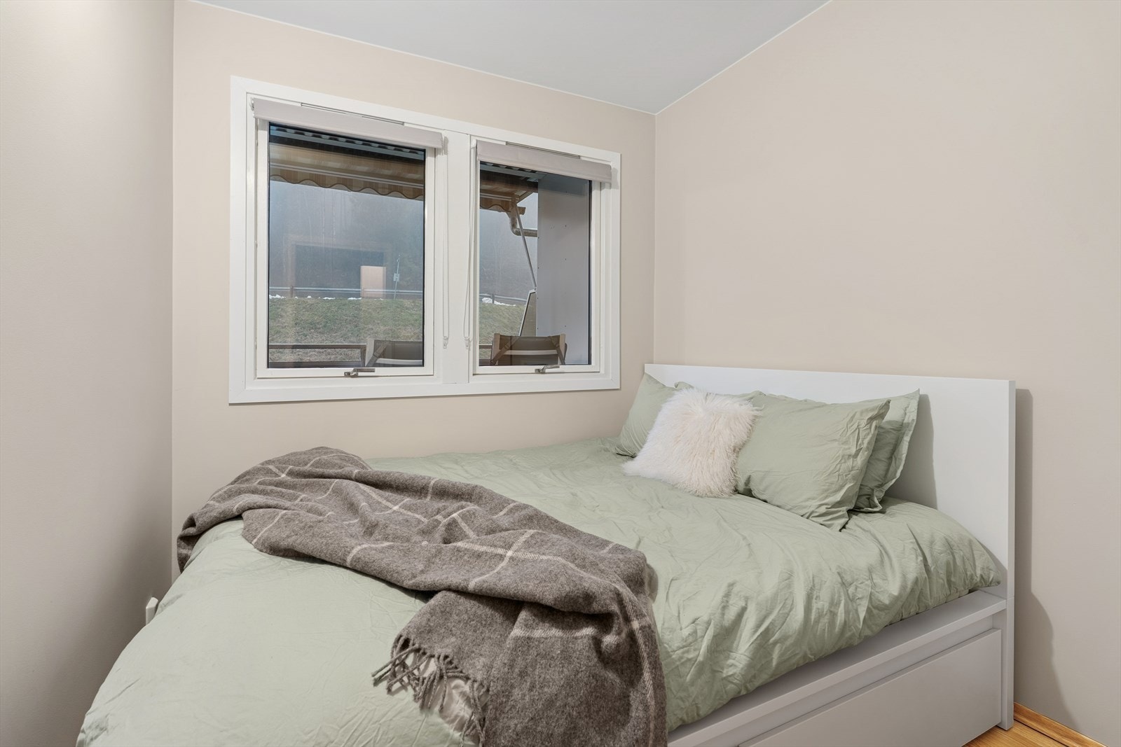 To vinduer som gir rikelig med naturlig lys. Galleribilde