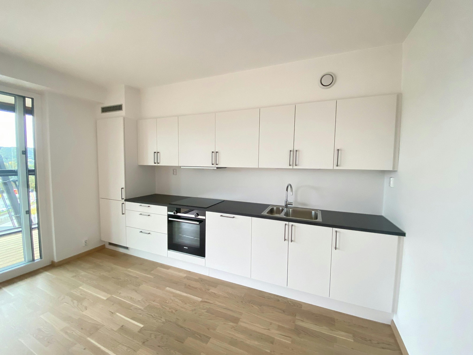 Det er godt med skap- og benkeplass på kjøkkenet Galleribilde