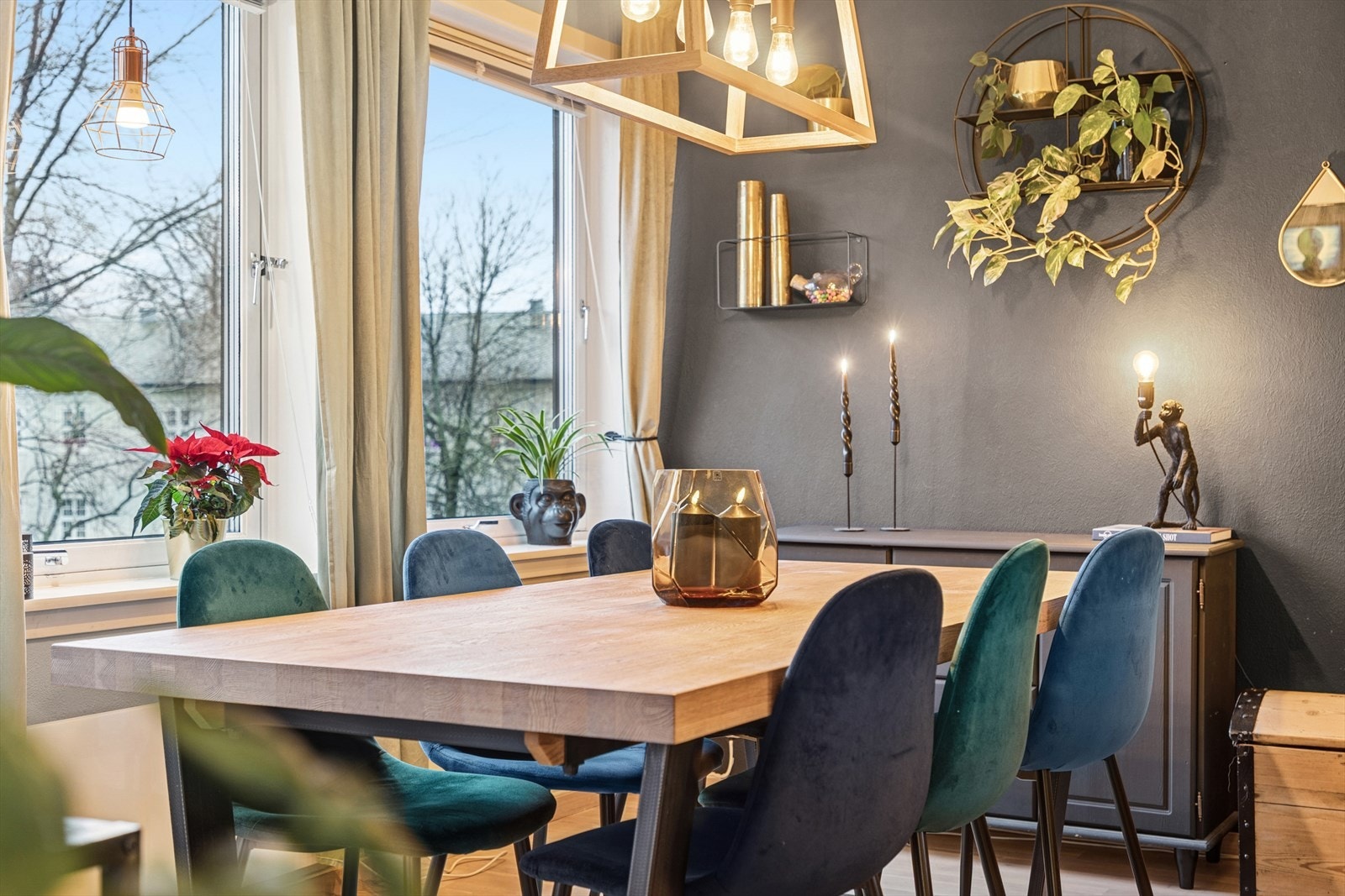 Lys stue med store vindusflater. Galleribilde