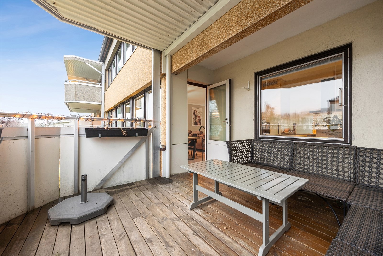 Balkongen er lun og hyggelig med plass til ønsket møblement. Galleribilde