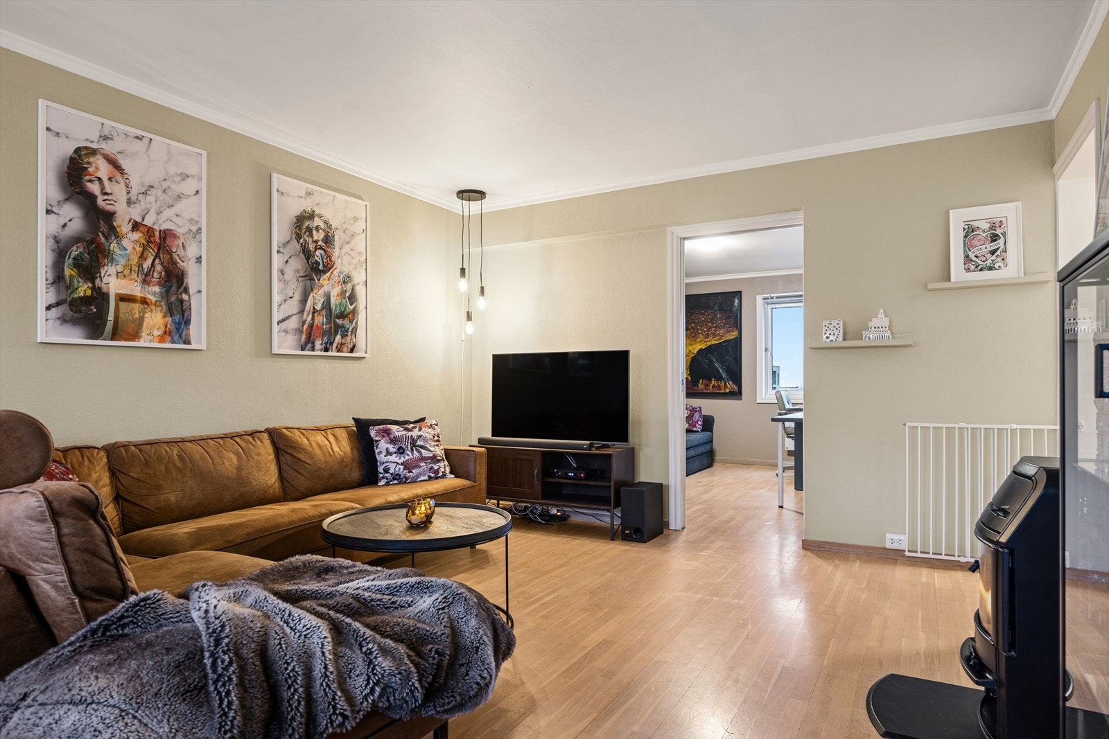 Lys og romslig stue på 24 kvm med vedovn. De fleste rom ble malt opp i 2025 og parkettgulv ble slipt for ca 2 år siden. Galleribilde