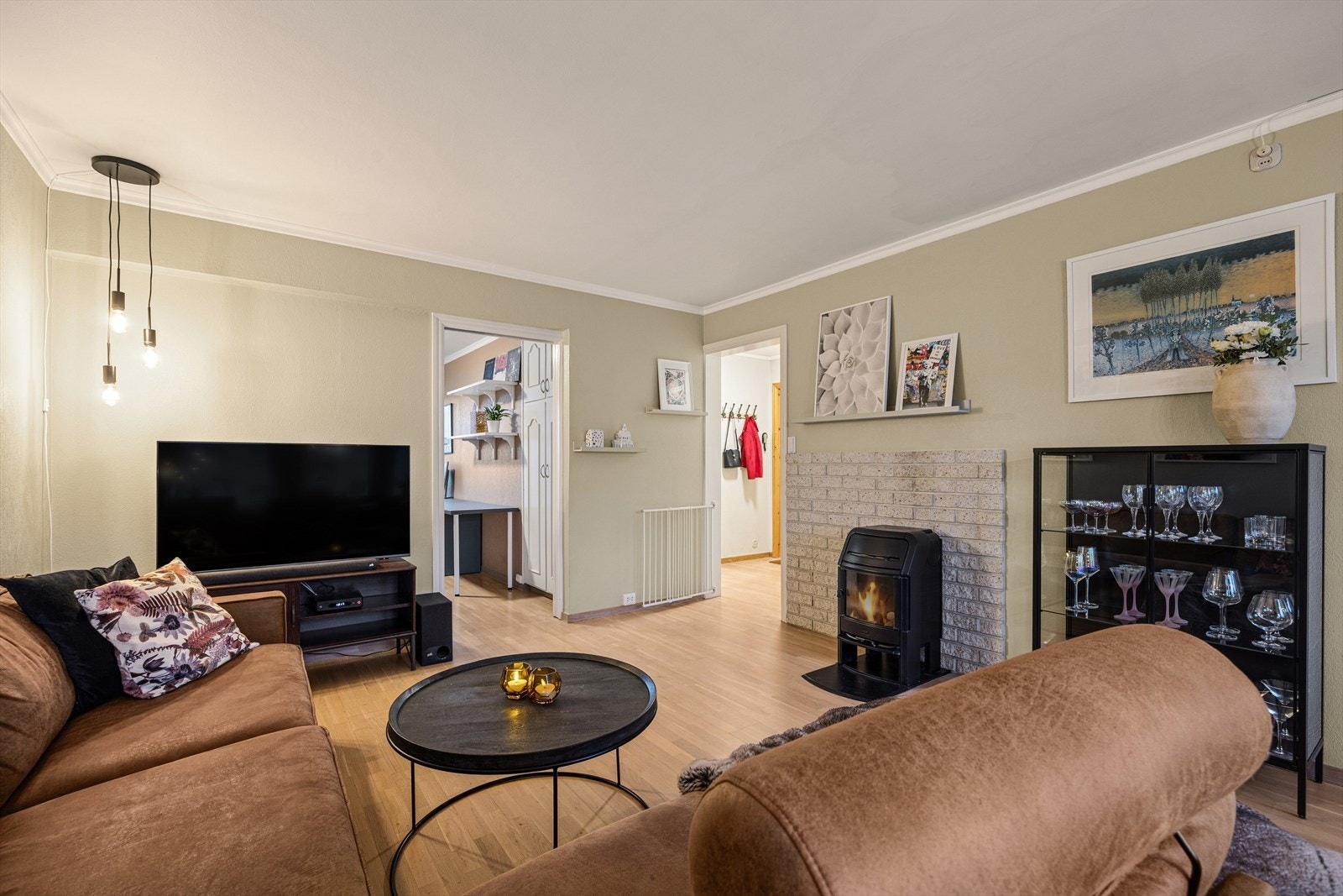 Stue med vedovn Galleribilde