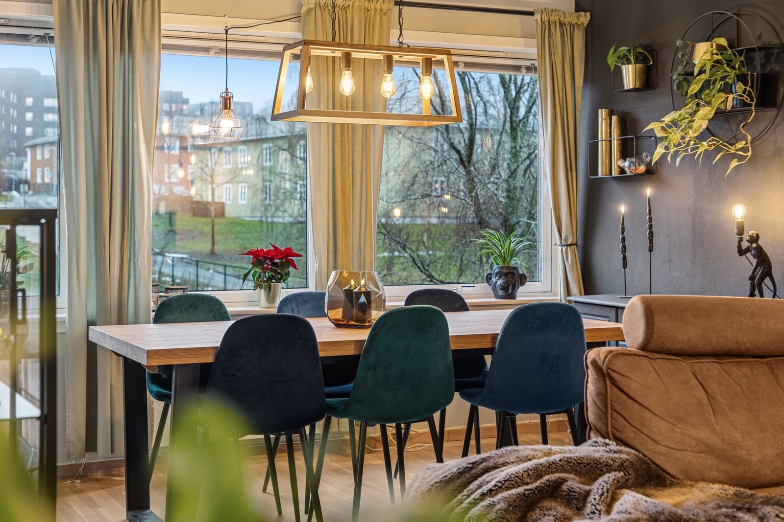 Spisegruppe til hverdag eller fest. God og tilbaketrukket beliggenhet i feltet. Galleribilde