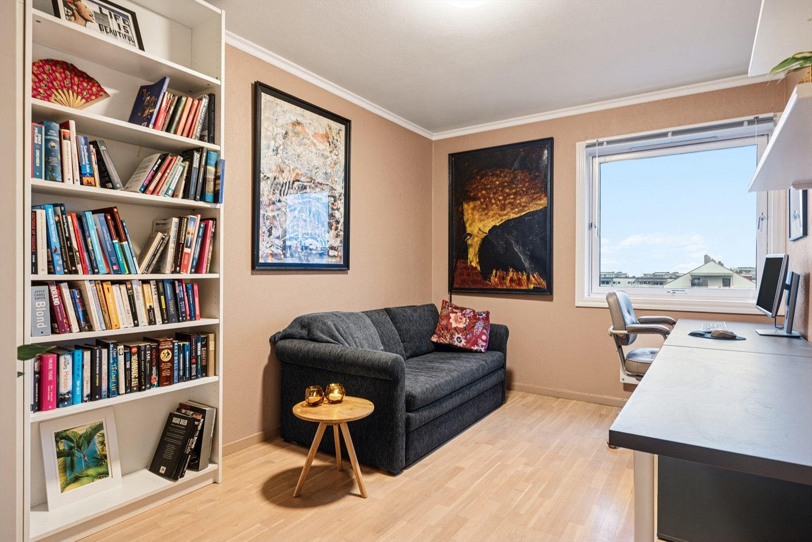 Soverom 2 er på 11,5 kvm og benyttes idag som kontor og gjesterom. Galleribilde