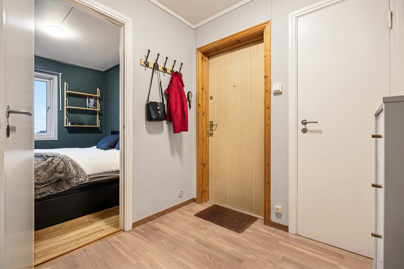 Velkommen inn. Leiligheten ligger i byggets 2.etg og har porttelefon. 3 boder i kjeller medfølger handel, hvorav 1 er oppvarmet. Galleribilde