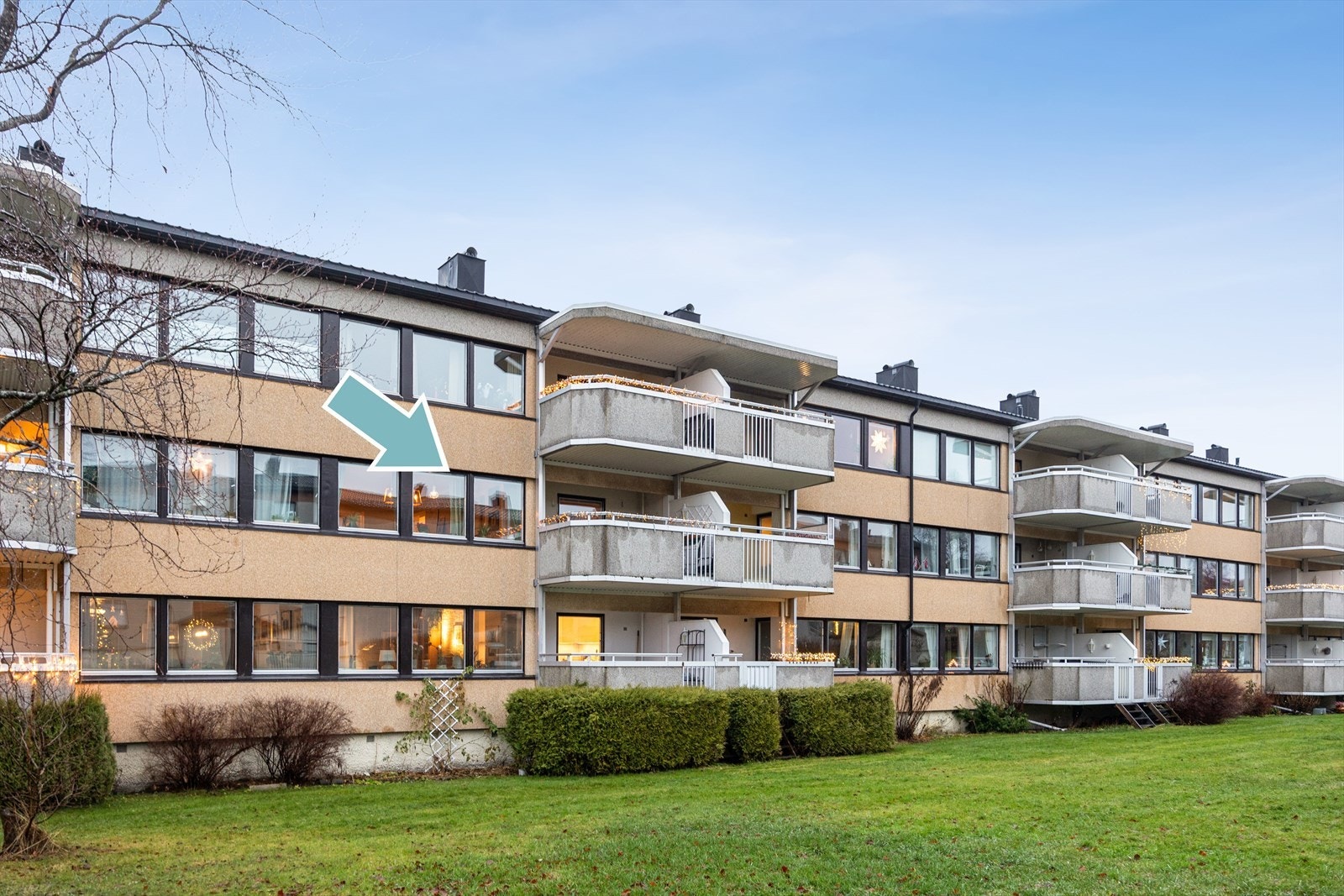 Leiligheten ligger tilbaketrukket fra Kong Øysteins veg og i byggets 2.etg. Lun og romslig overbygd balkong med gode solforhold. Gode parkeringsmuligheter iflg selger. Galleribilde