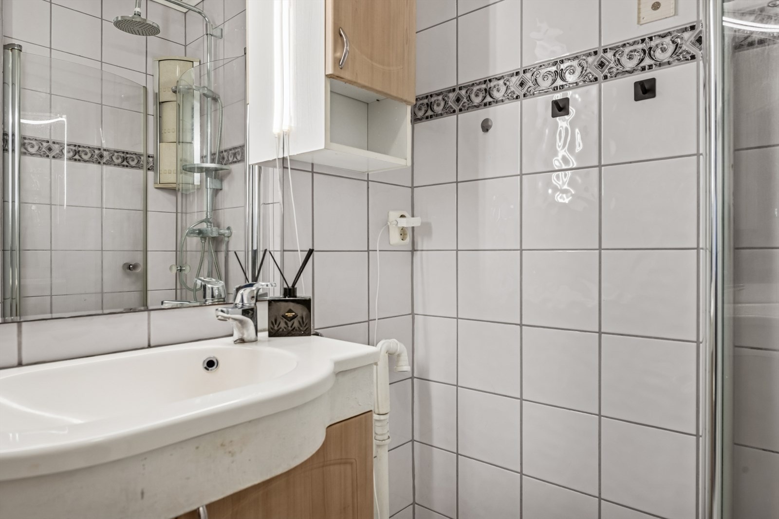 Rommet er innredet med en servant nedfelt i baderomsinnredning, toalett og et dusjhjørne. Det er også opplegg for vaskemaskin. Galleribilde