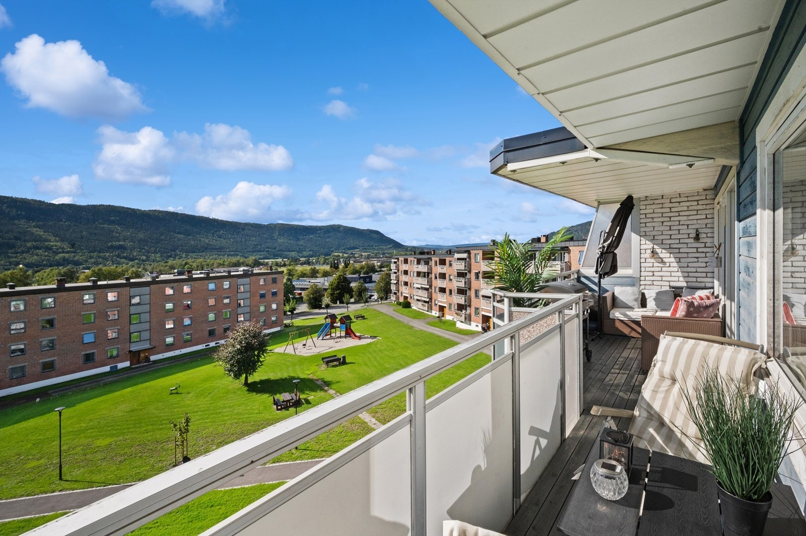 Fra balkongen kan du nyte gode utsiktsforhold. Galleribilde