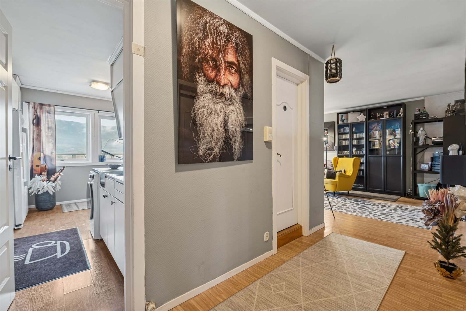 Kjøkkenet har en separat beliggenhet med adkomst fra entreen. Galleribilde