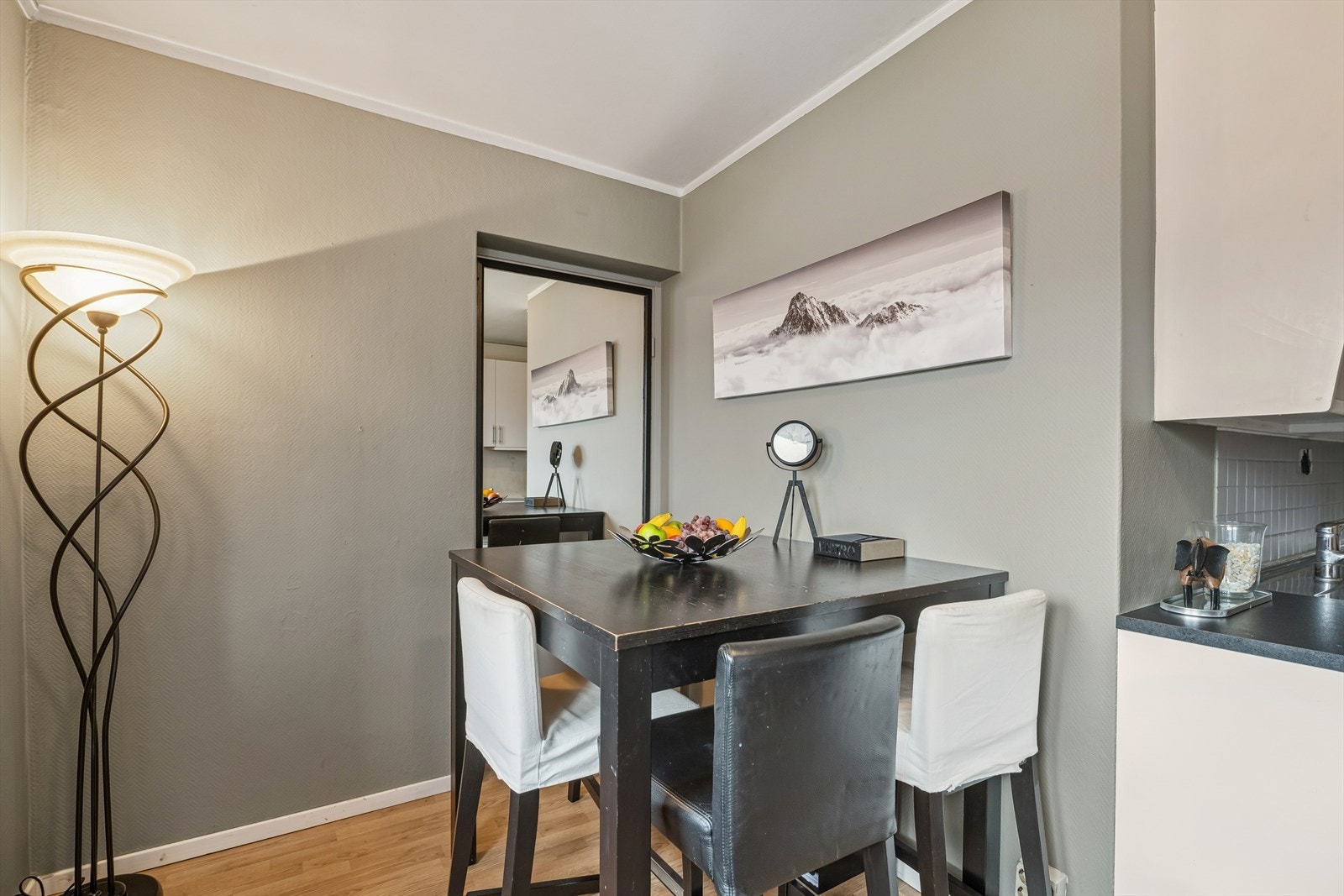 Spisegruppen har en praktisk plass nær kjøkkenet. Galleribilde