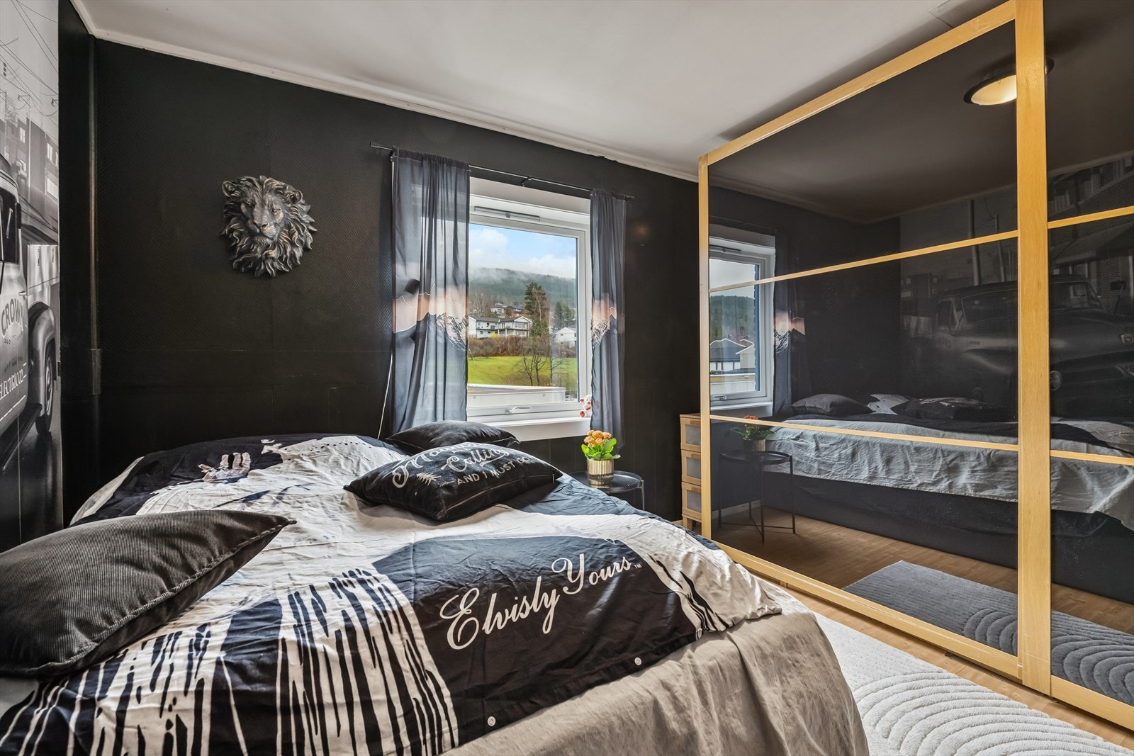 Rommet har god plass til seng og garderobeløsning. Galleribilde