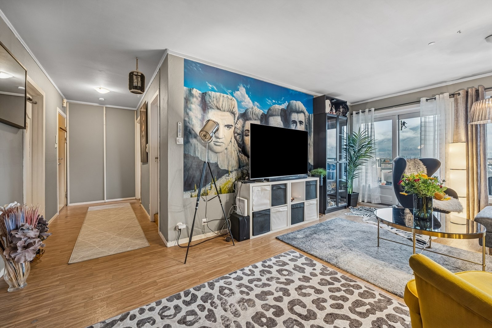 Stuen har store vindusflater som slipper inn godt med naturlig lys, og gir rommet en lys og luftig følelse. Galleribilde