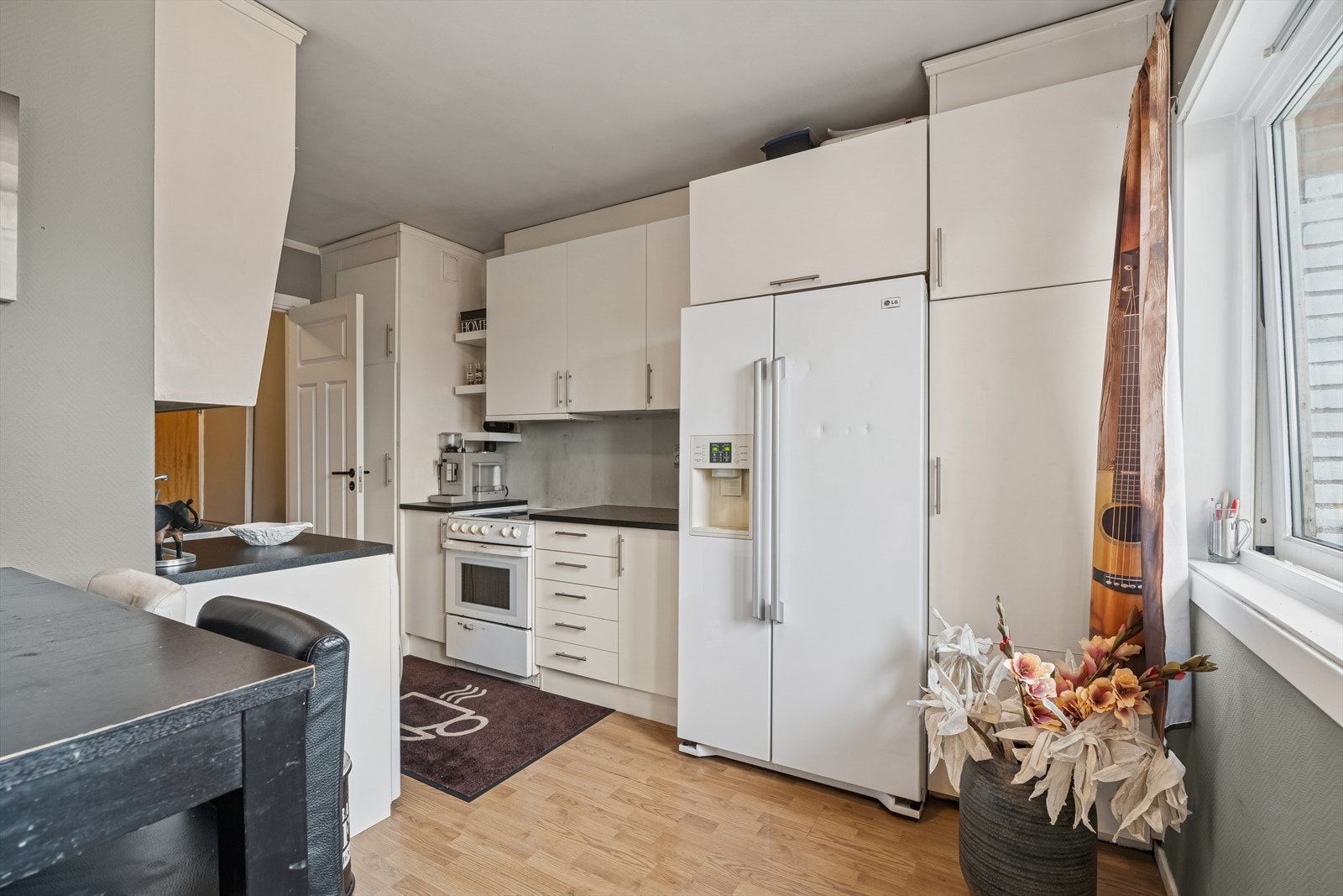 Kjøkkenet har plass til frittstående hvitevarer. Galleribilde