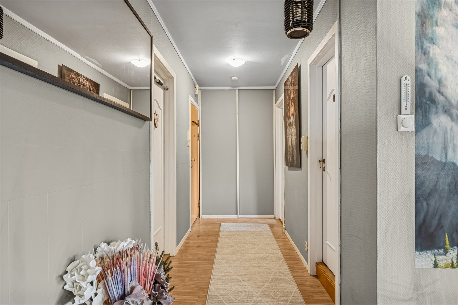 Entreen som ønsker deg velkommen inn har god plass til oppbevaring i en praktisk skyvedørsgarderobe. Galleribilde