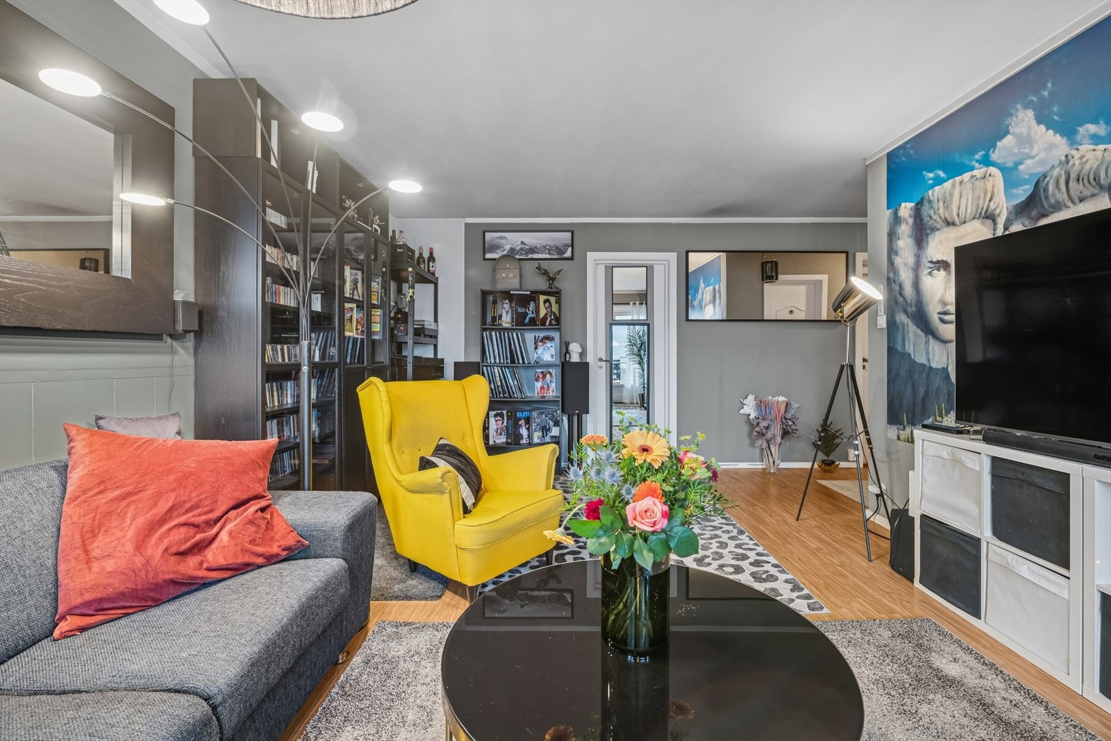 Fra stuen er det videre adkomst til et av soverommene. Galleribilde