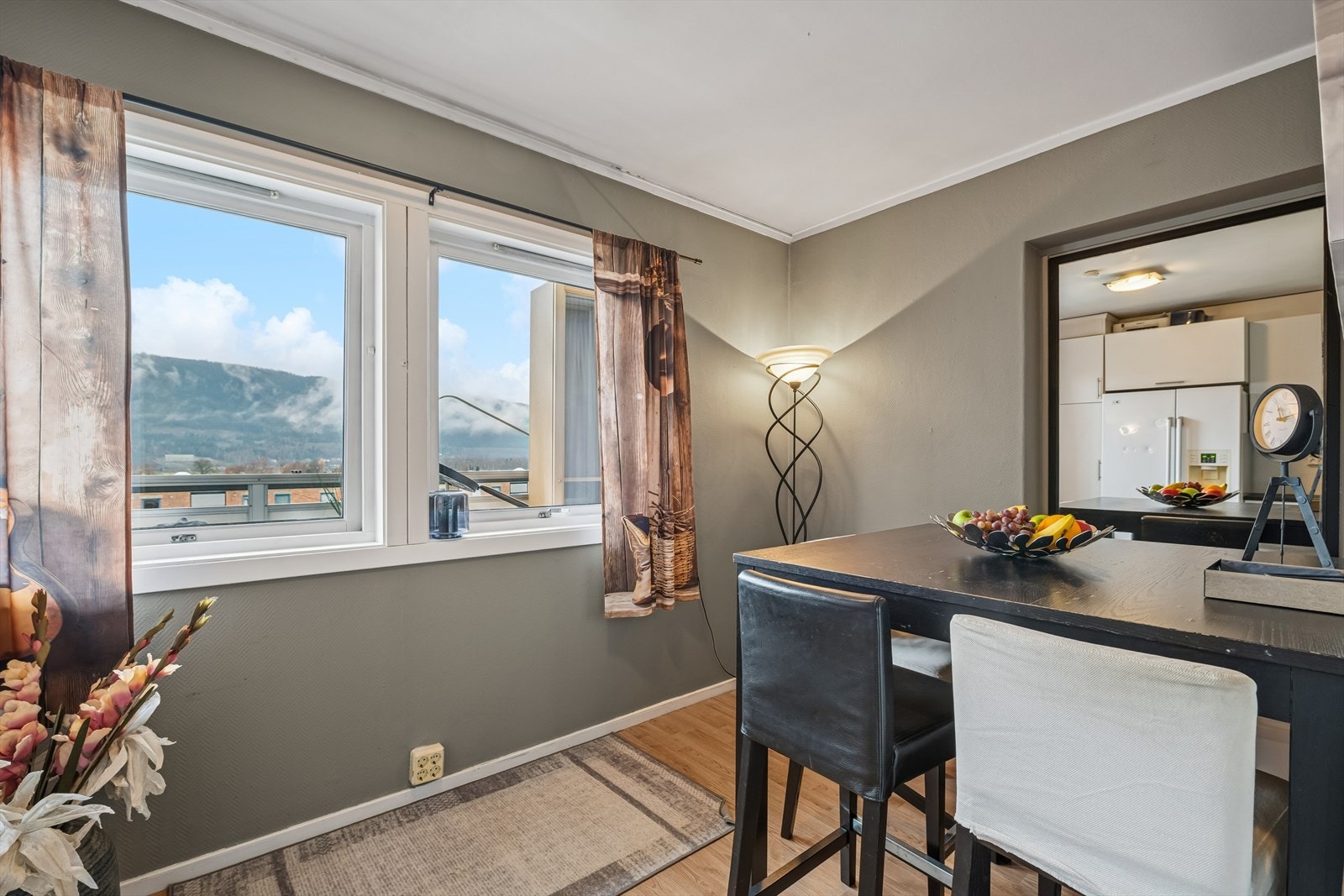 Store vindusflater slipper inn godt med naturlig lys. Galleribilde