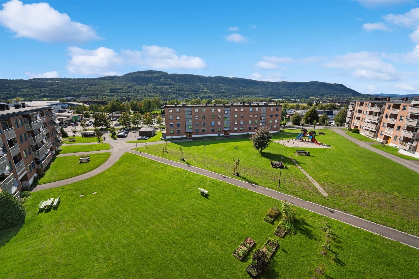 Her får du det beste av to verdener, nærhet til marka og skianlegg for flotte naturopplevelser, samtidig som du har enkel tilgang til dagligvarebutikk, barnehager, skolen, kollektivtransport og byens fasiliteter. Galleribilde