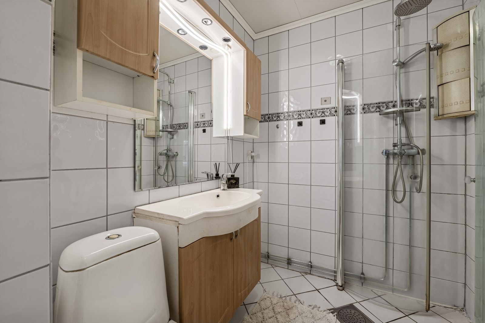 Flislagt baderom som varmes opp ved bruk av varmekabler. Galleribilde