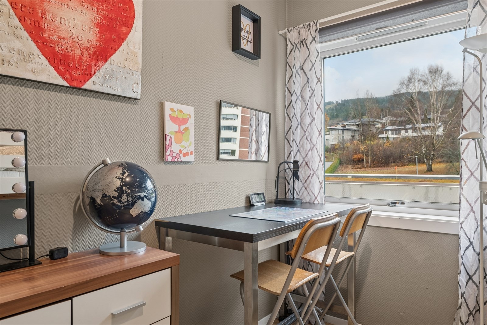 Her får du også plass til et praktisk skrivebord. Galleribilde