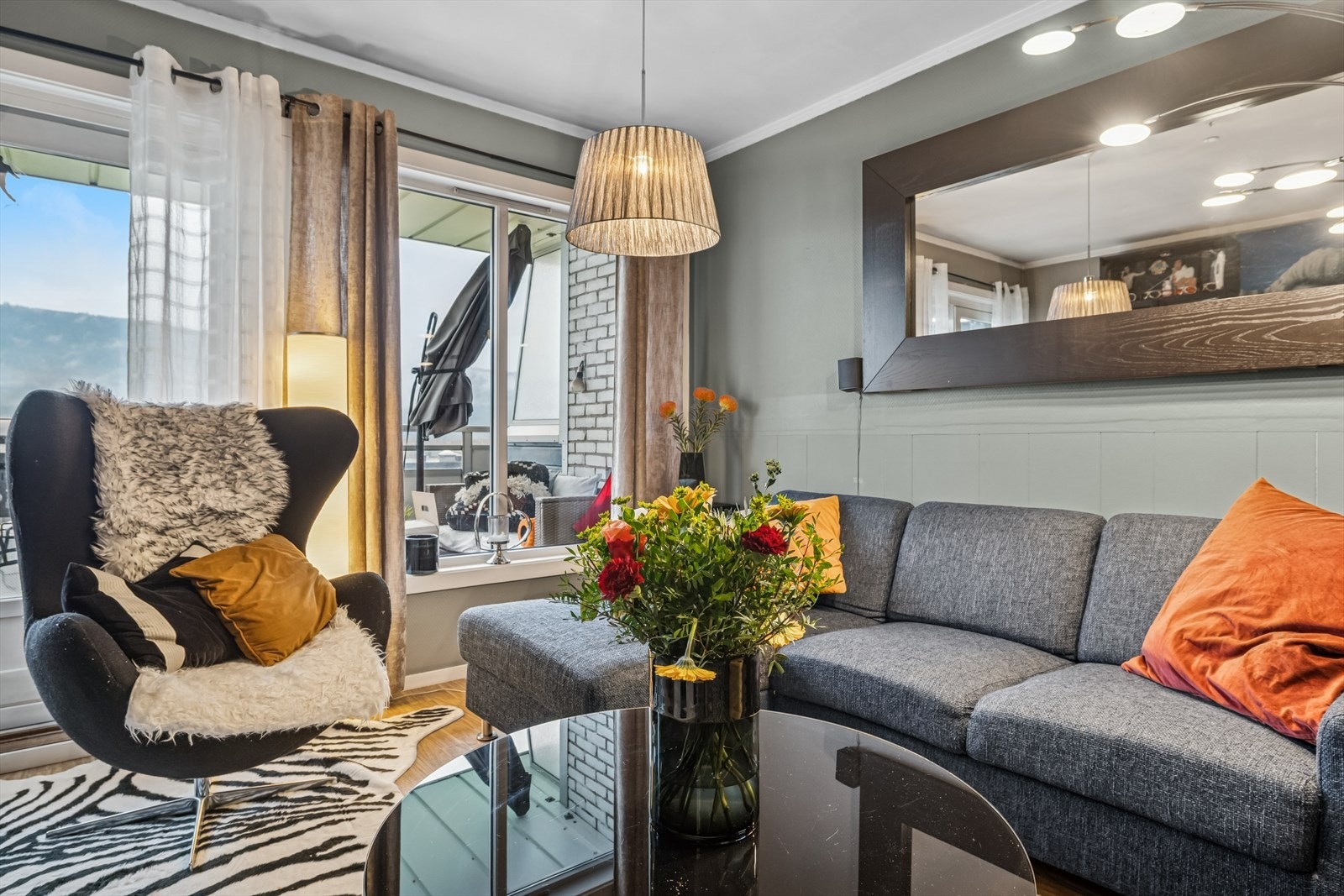 Sofagruppen er plassert ved vinduene, perfekt for å nyte utsikten. Galleribilde