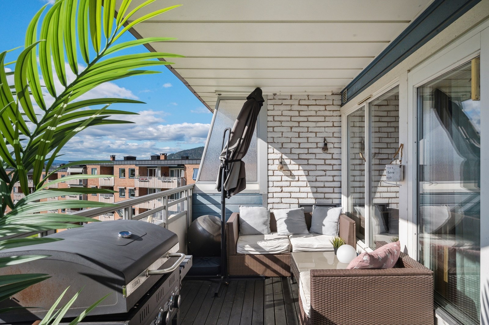 Nyt solrike dager på balkongen. Galleribilde