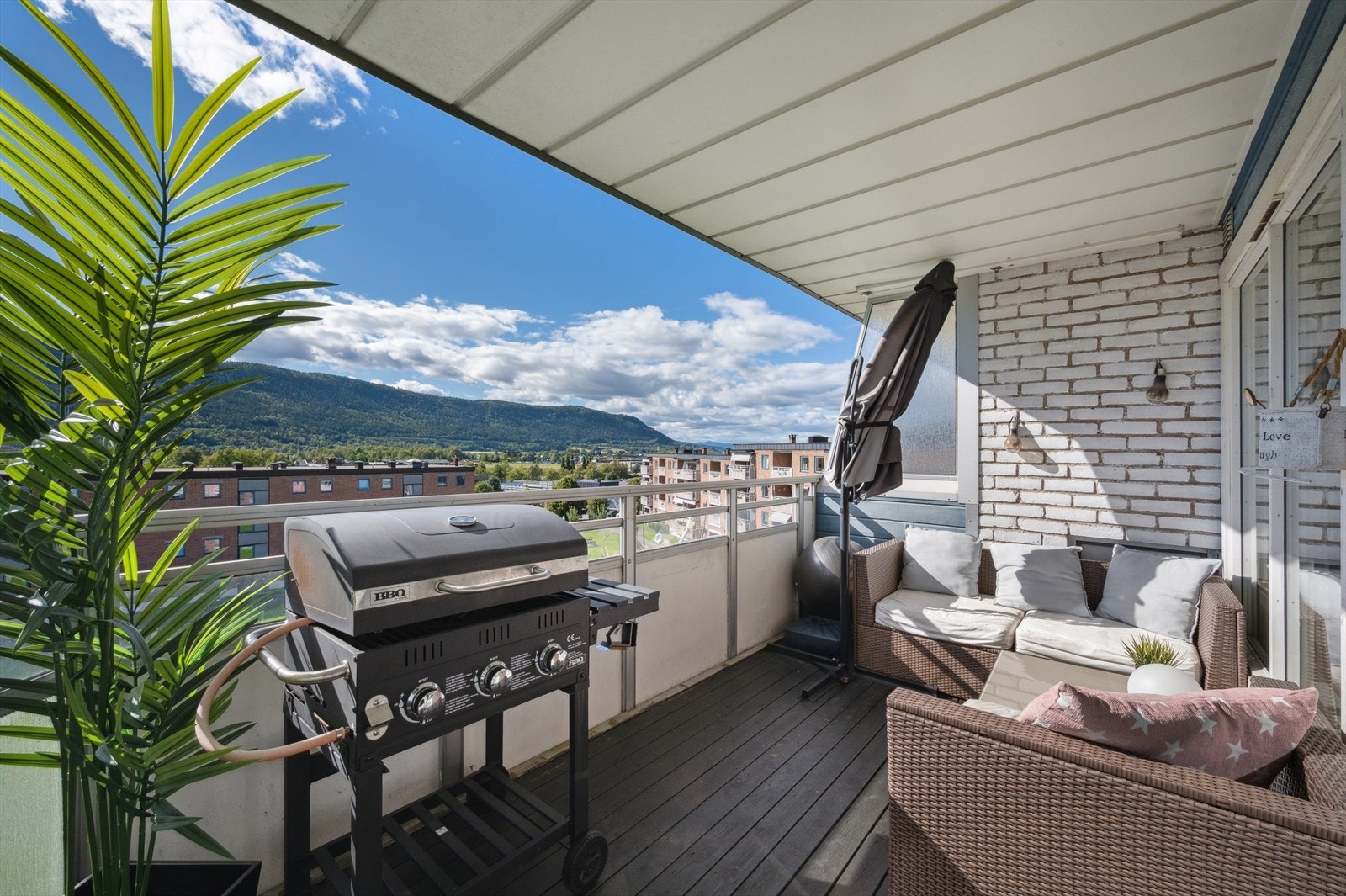 Den overbygde balkongen har god plass til hagemøbler. Galleribilde