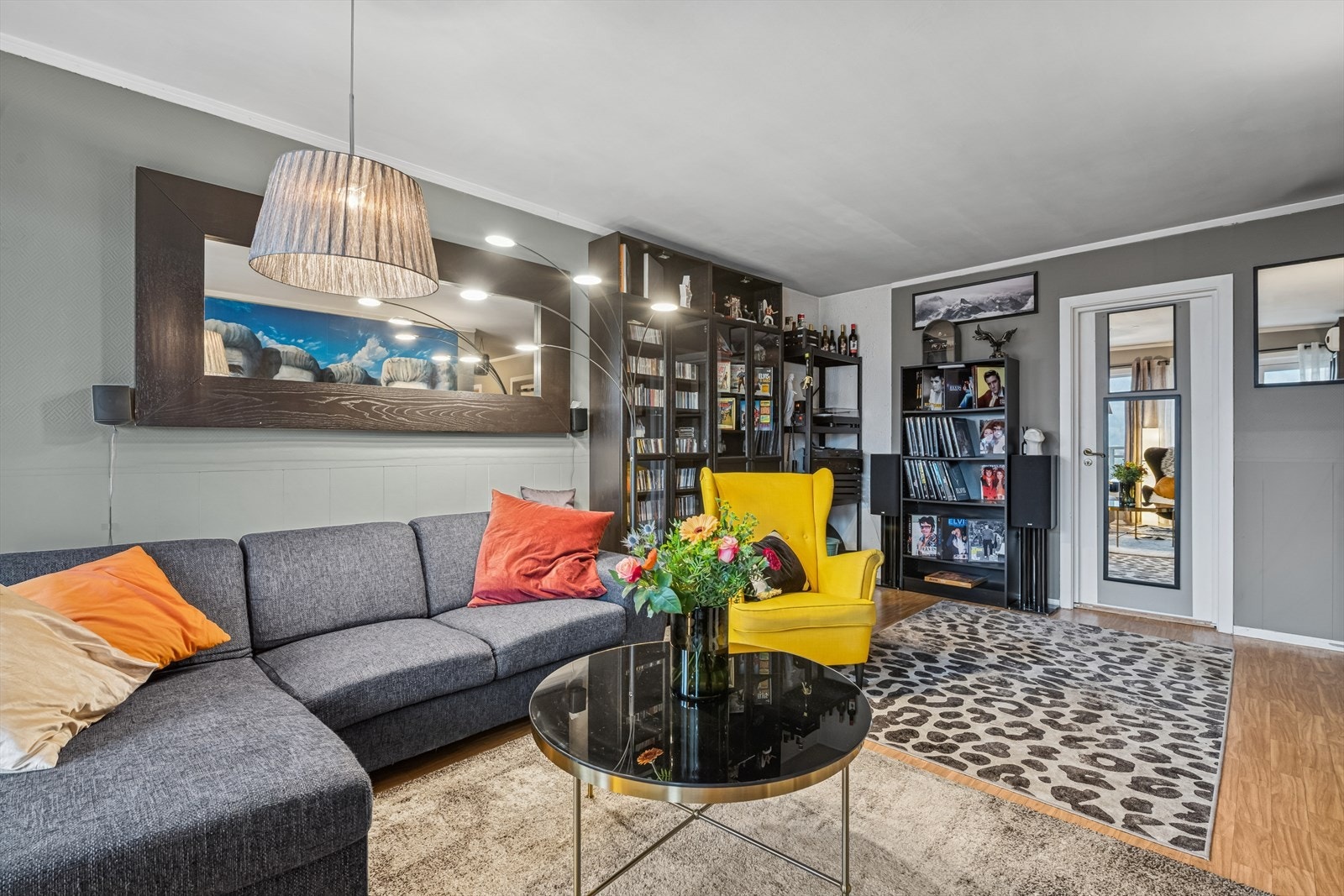 Her får du god plass til en komfortabel sofagruppe og tilhørende møbler. Galleribilde