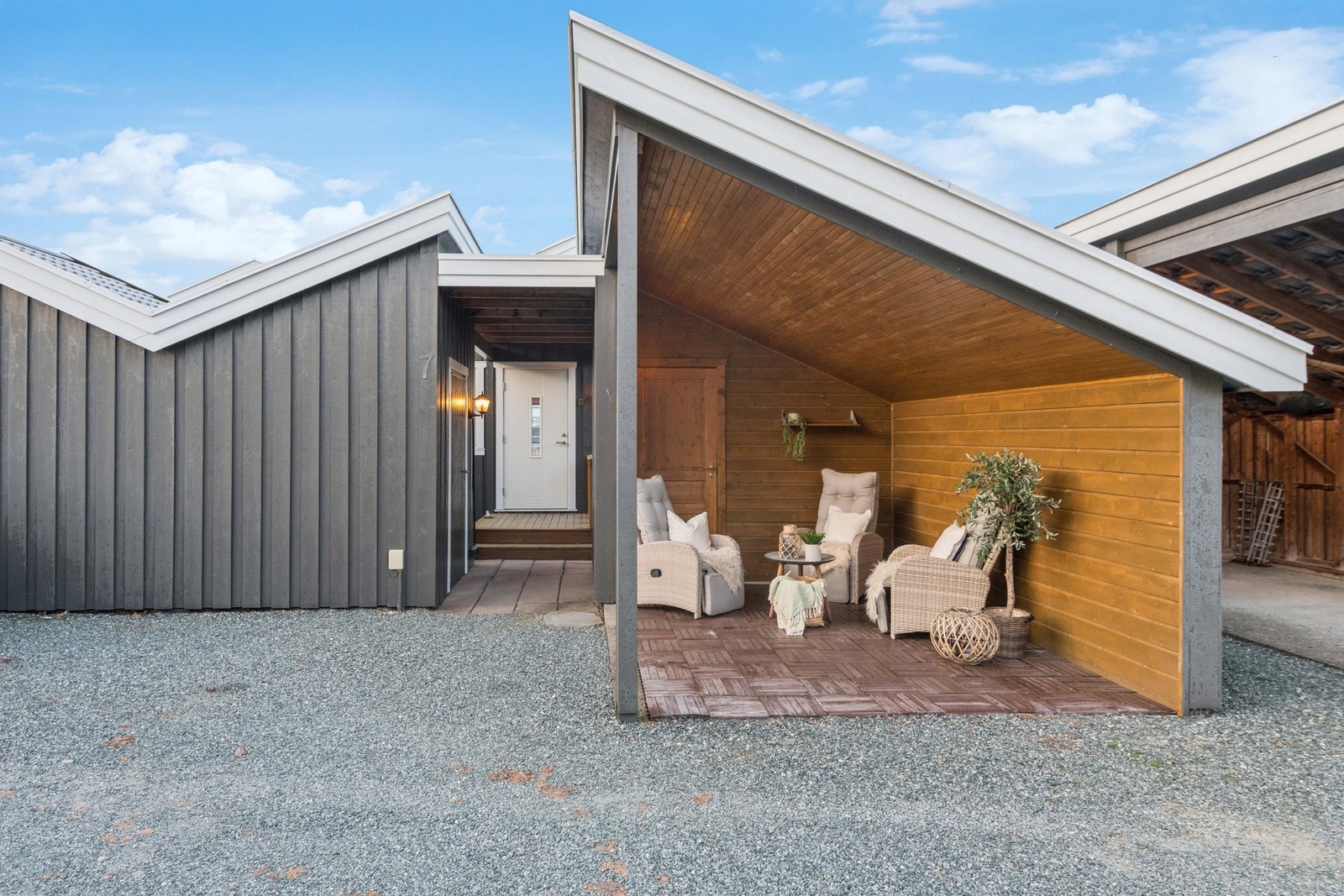 Nåværende eier har innredet den sørvendte carporten til en hyggelig takoverbygget uteplass med en praktisk bod innenfor. Denne kan endres tilbake til carport om ønkelig. Galleribilde