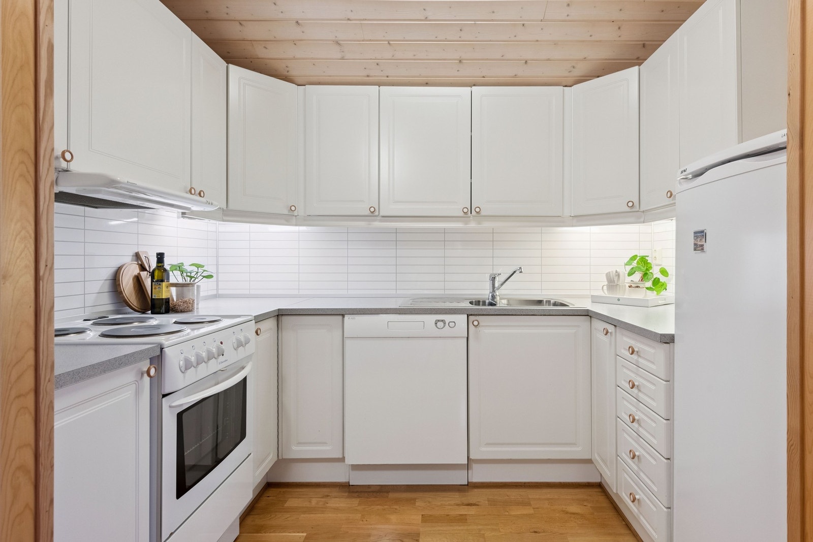 Kjøkkenet ligger fint til, litt skjermet fra stua, men samtidig en åpen og lys løsning. Galleribilde