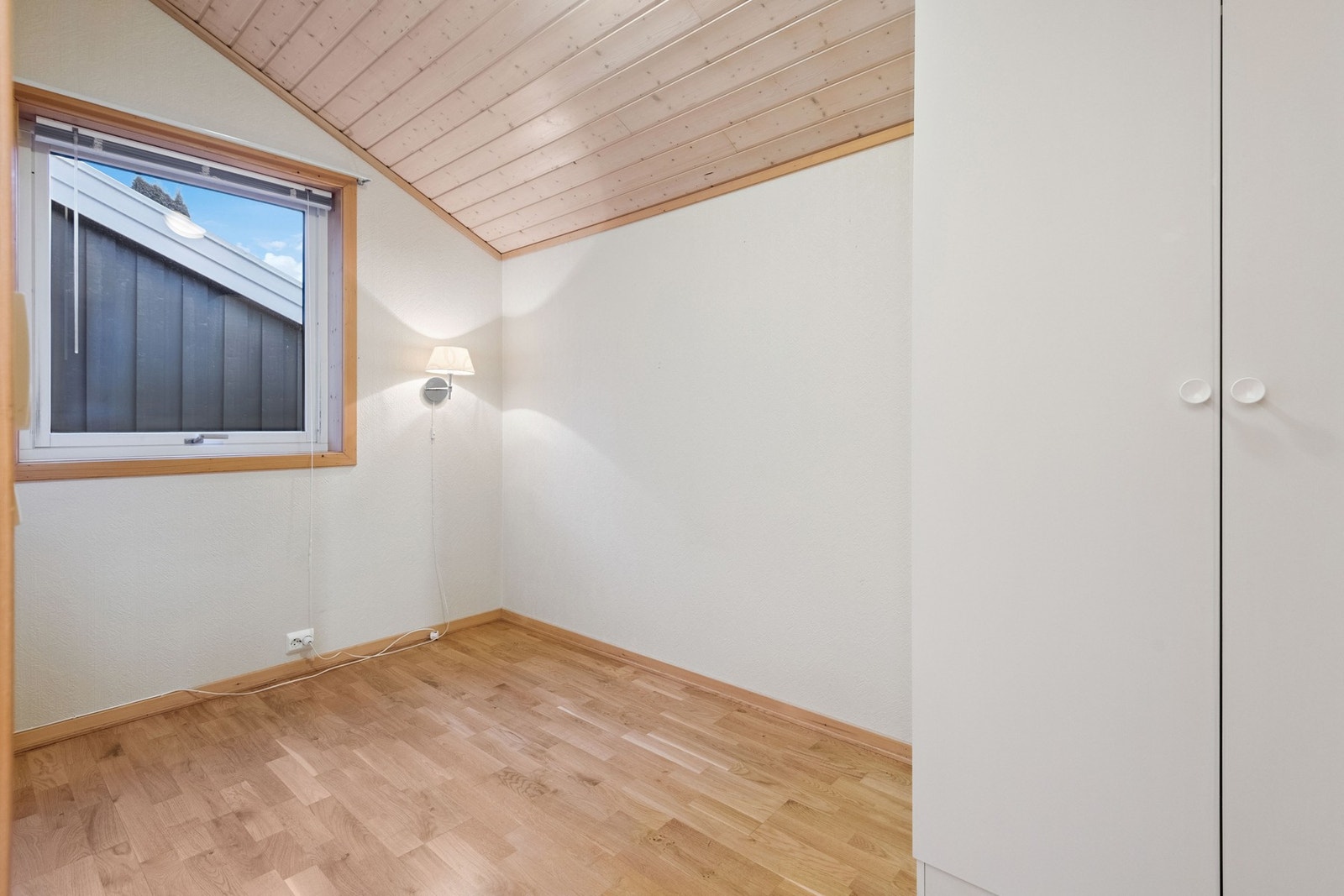 Soverom 2. Soverommet ligger skjermet til med boden utenfor, som skjermer fra naboen. Galleribilde