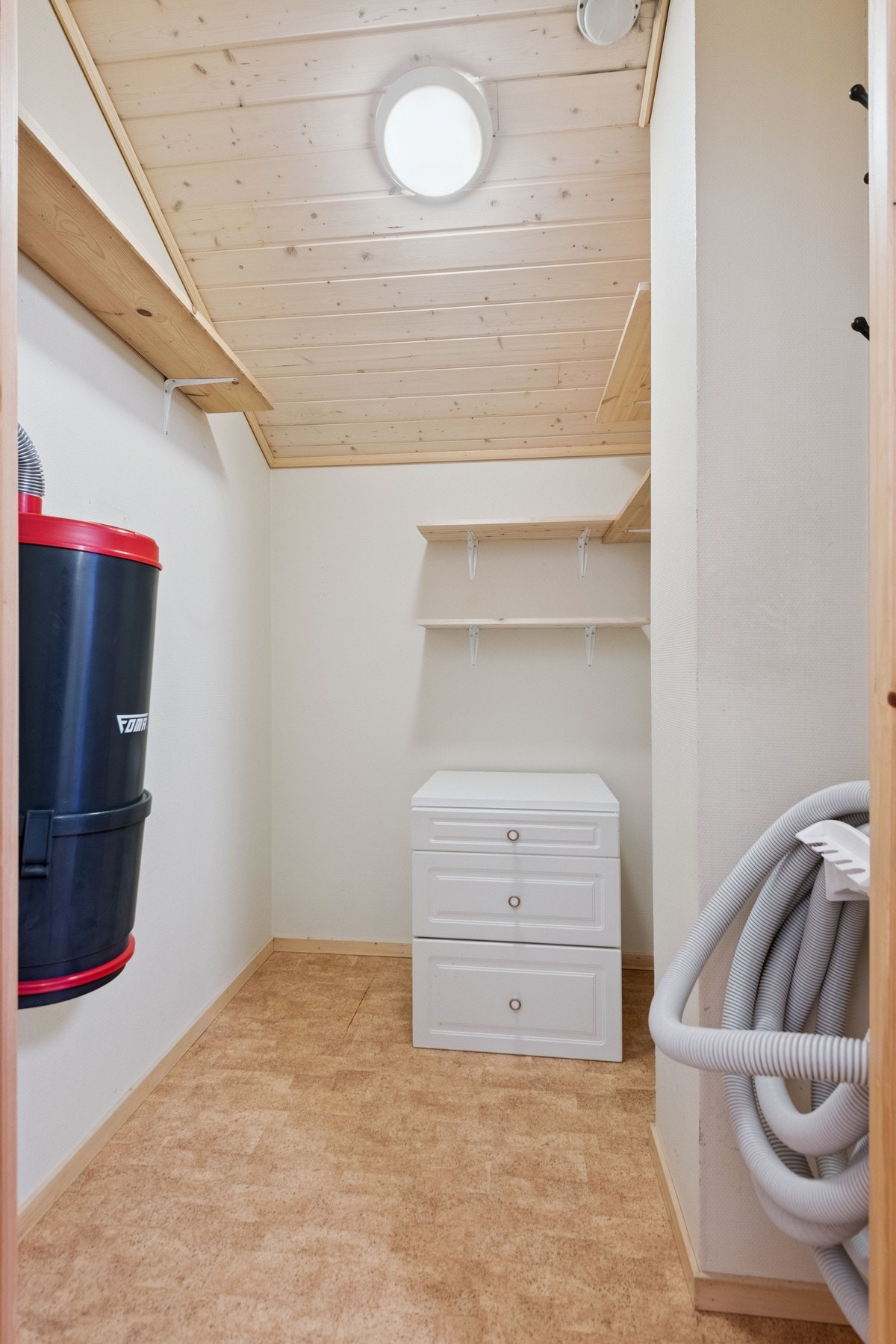 Leiligheten har godt med lagringsplass, med en bod inne i leiligheten, samt 2 sportsboder ute. Det er sentralstøvsuger i leiligheten. Galleribilde