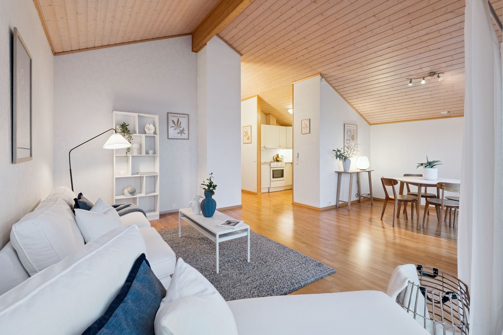 Leiligheten har høy himling som gir følelsen av en romsligere stue. Galleribilde