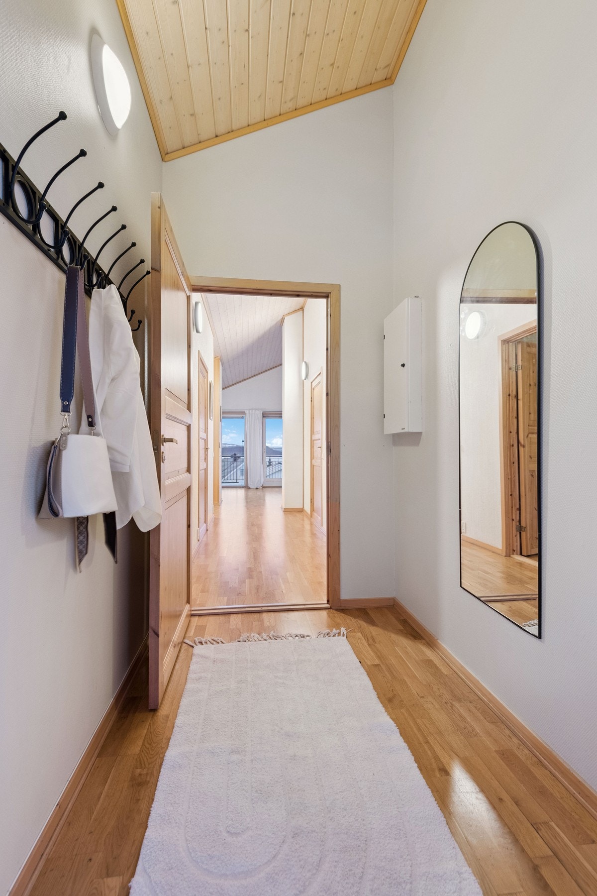 Entréen har også høy himling og gir en god romfølelse når du kommer inn. Galleribilde