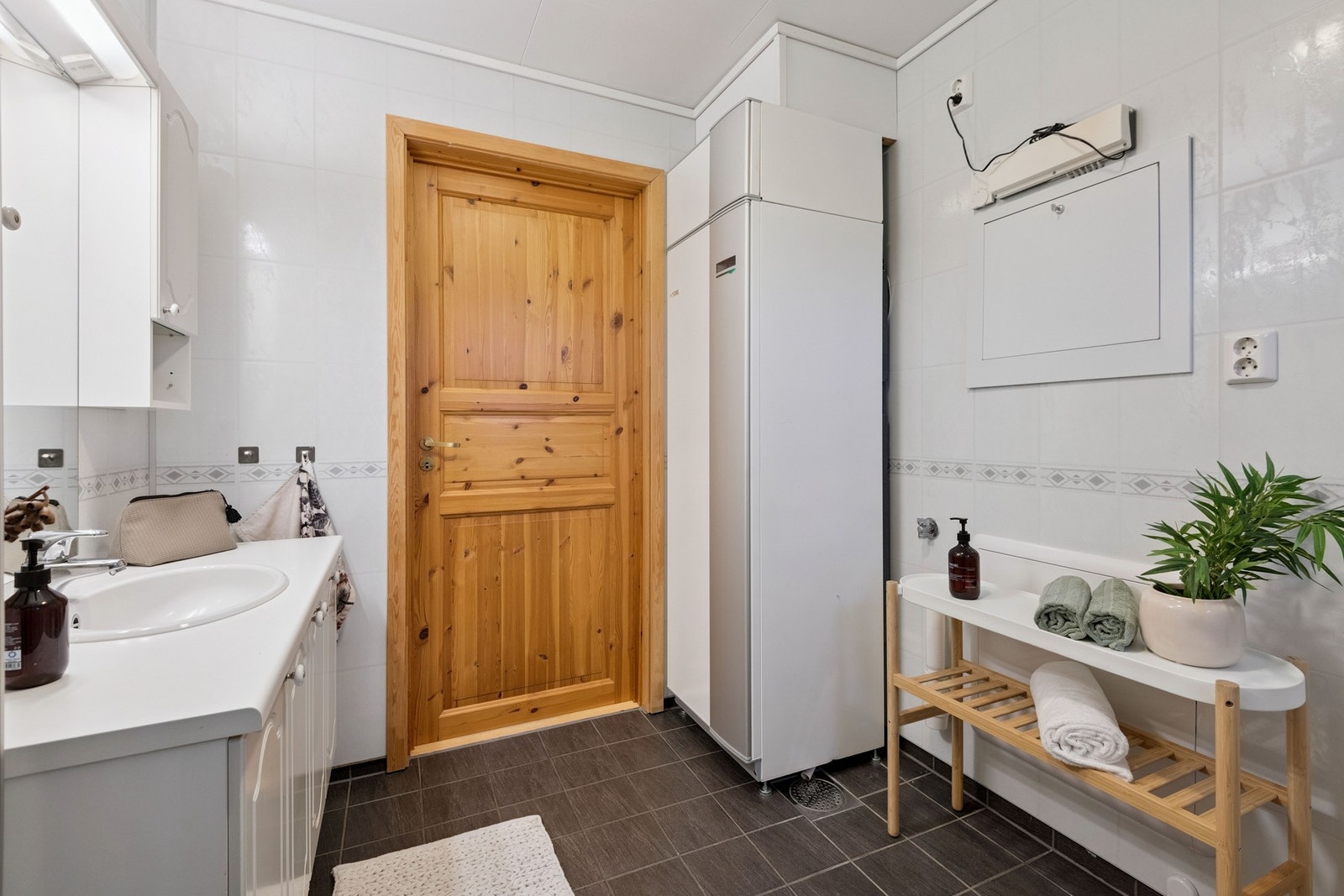 Varmepumpen til vannbåren-varmen er plassert på bad, varmtvannstanken er integrert i systemet. Aggregatet ble skiftet i 2018. Galleribilde