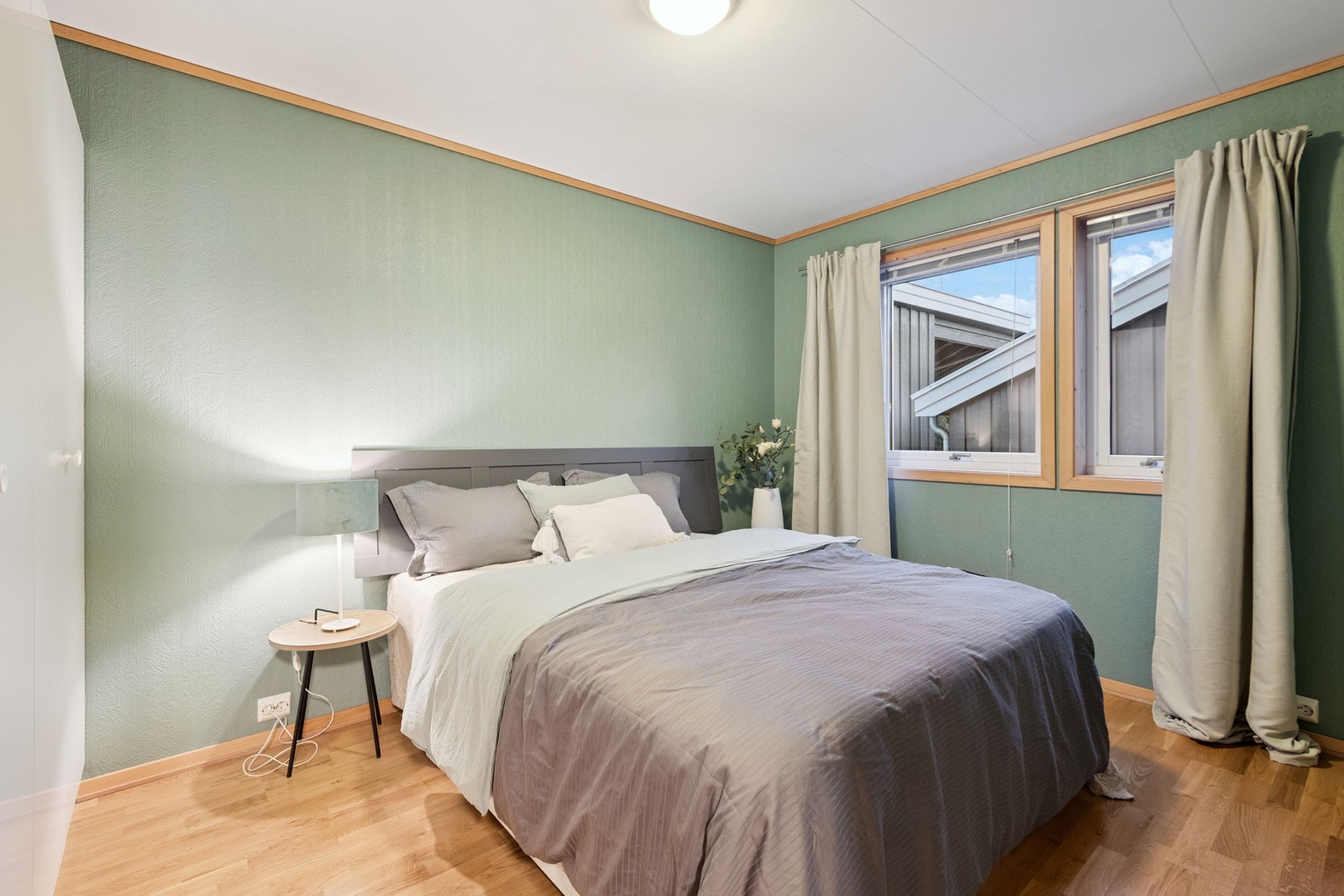 Hovedsoverommet har god plass til dobbeltseng og garderobeløsning. Soverommet ligger skjermet til med carporten utenfor, som skjermer fra naboen. Galleribilde